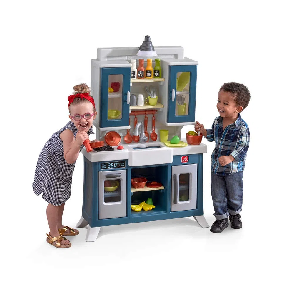 Step2 Modern Farmhouse Kitchen Cucina gioco con luce e suono | Cucina gioco di plastica | Compresi 28 accessori