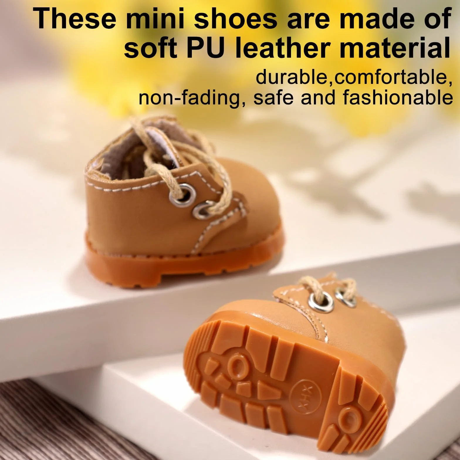 Lyreh Mini Scarpe per Bambole, 5x2,3 cm Scarpe da Ginnastica in Pelle PU per Bambole di Peluche con Tastiera Carine Giocattoli Accessori (Giallo)