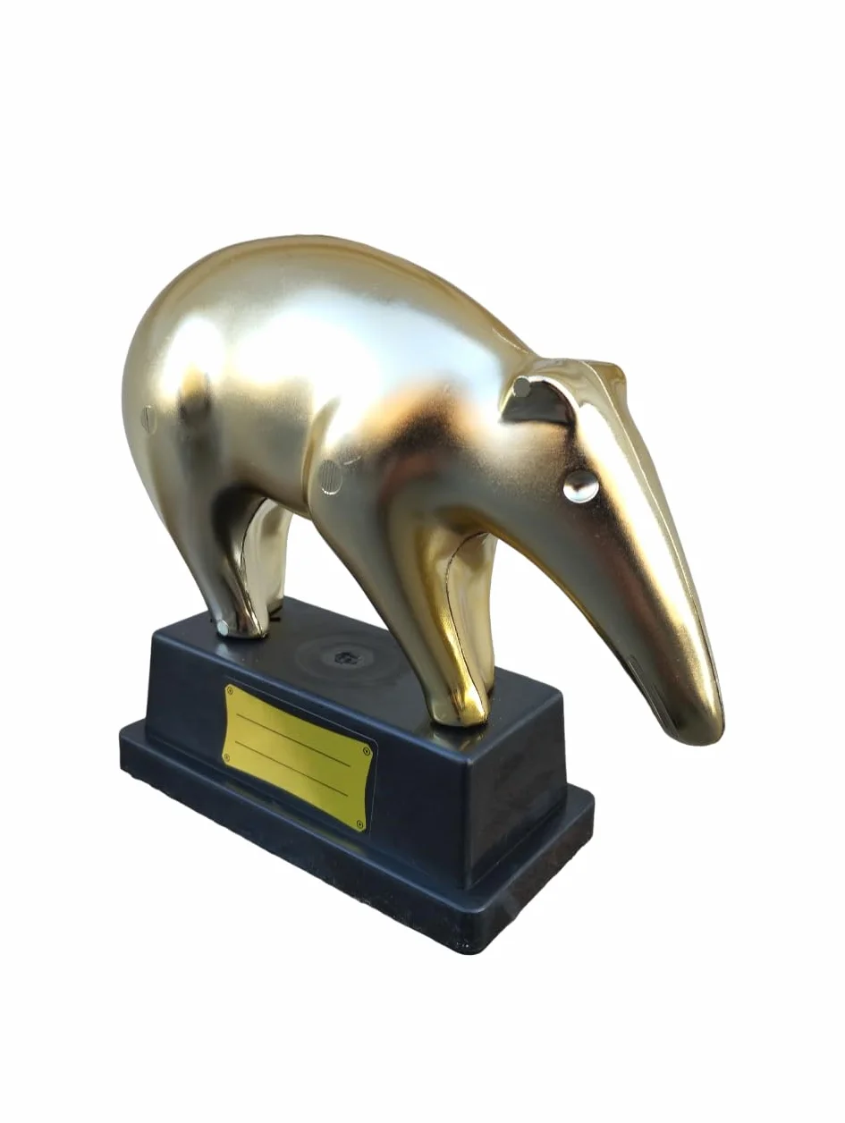 Tapiro D' Oro Trofeo personalizzabile Scherzi per Festa Compleanno Premio scherzo Statuetta oscar con dedica tapiro personalizzato Regali scherzo Divertente Con Targhetta Misura 19x17x7 cm