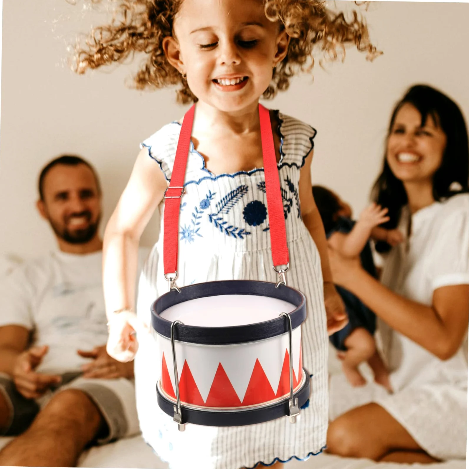 Tamburo Piccolo Giocattolo Rosso Legno Metallo per Bambini | Back To School Party, per Adulti e Uso Educativo, Aiuta ad Allenare L’udito e Musicalità Colore Casuale