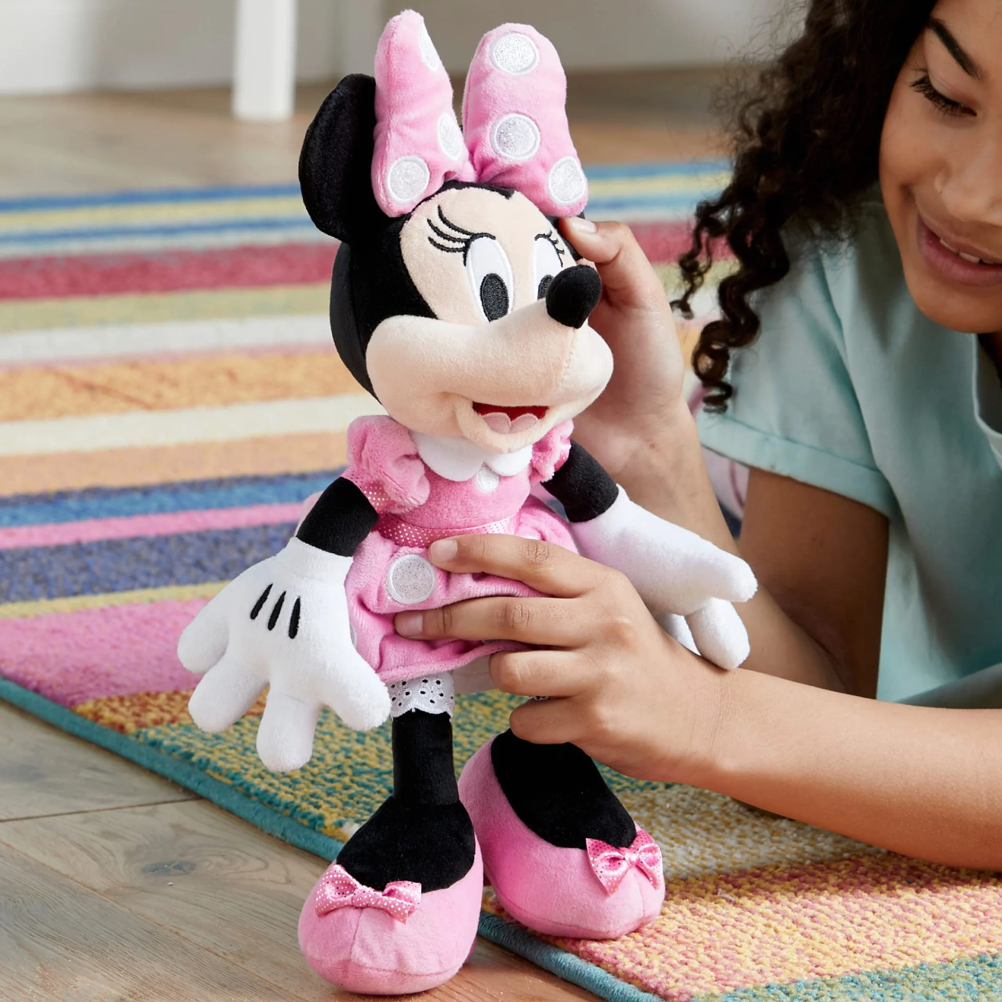 Disney Store Peluche Piccolo Minnie, 33 cm, Personaggio iconico Disney da coccolare, con Vestito Rosa a Pois e Fiocco con Dettagli Ricamati, per Tutte Le età
