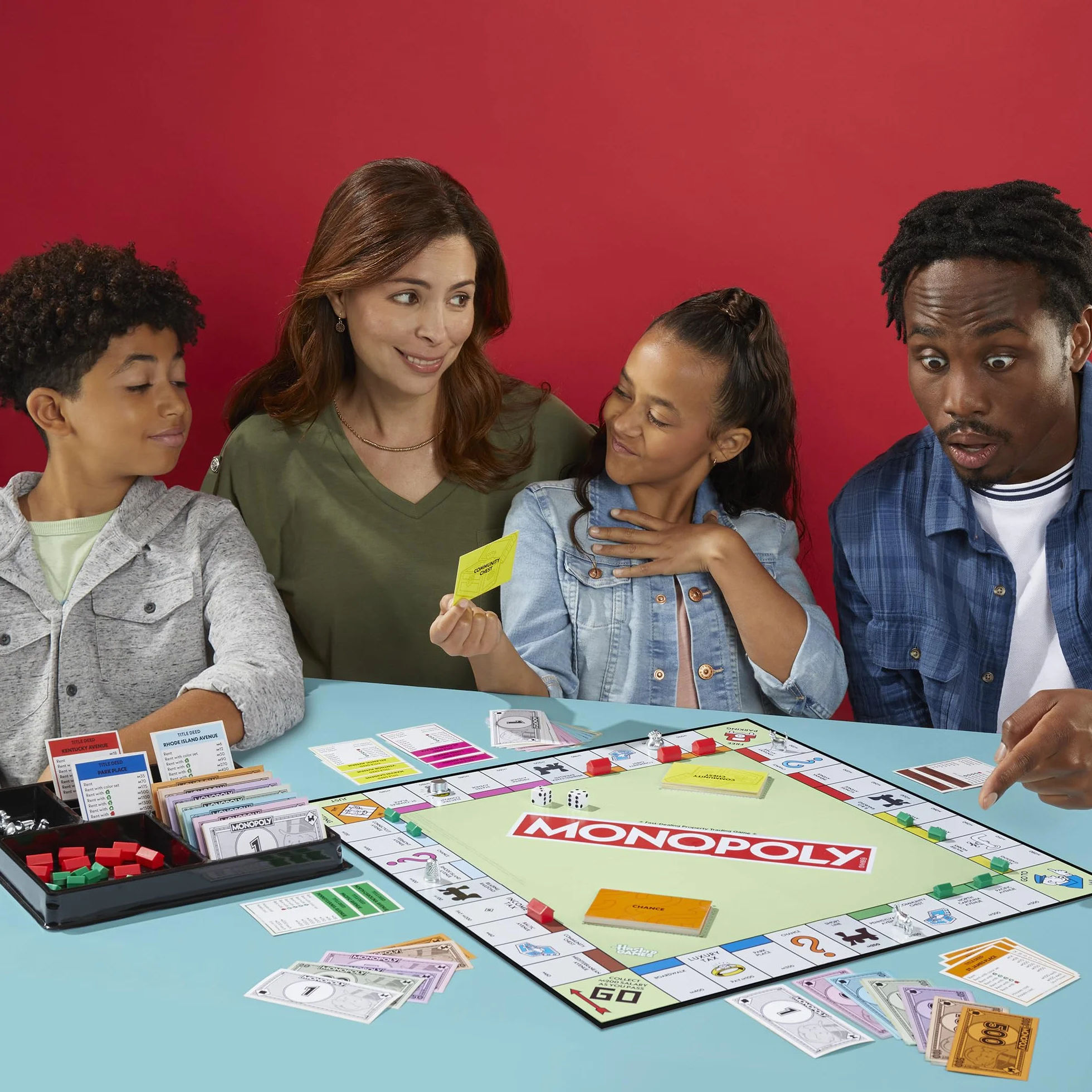 Monopoly Gioco da Tavolo Hasbro per Famiglia 2-6 Giocatori 8+ Anni Italiano Vaschetta Contenitore Pedine Grandi