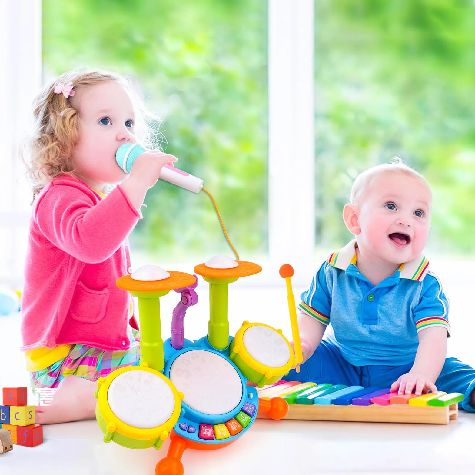deAO Tamburo Bebe,Set di percutions per principianti, con 3 batterie e microfono, 18 canzoni, 2 bacchette, effetti sonori e luminosi che rendono questo kit batteria bambino strumento