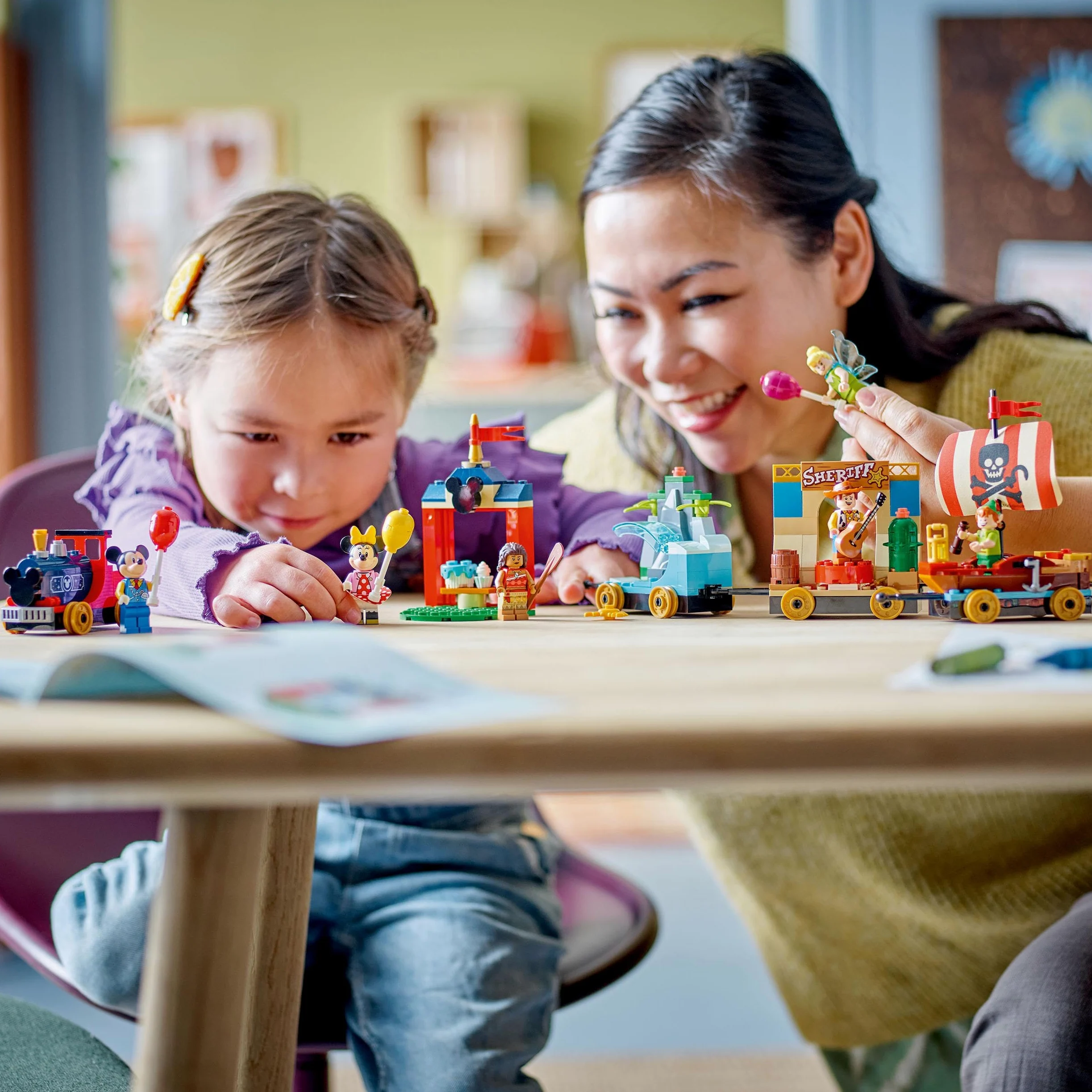 LEGO Disney Treno delle Celebrazioni Disney, Giochi per Bambini e Bambine da 4 anni, Giocattolo Serie 100° Anniversario con Carri di Vaiana, Woody, Peter Pan e Trilli più Topolino e Minnie 43212