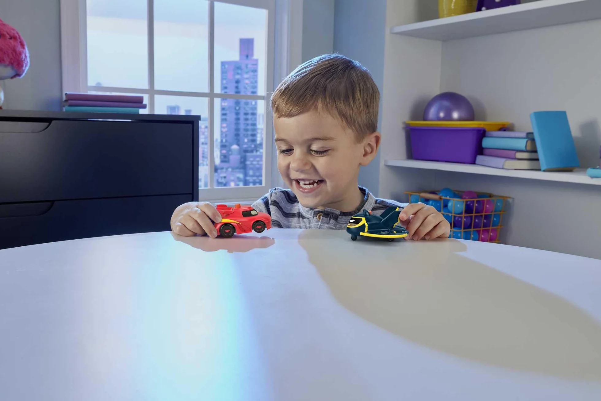 Fisher-Price DC Batwheels - Set da 2 macchinine luminose in scala 1:55, include Redbird e Batwing, veicoli a pile con effetti luminosi, giocattolo per bambini, 3+ anni, HML26