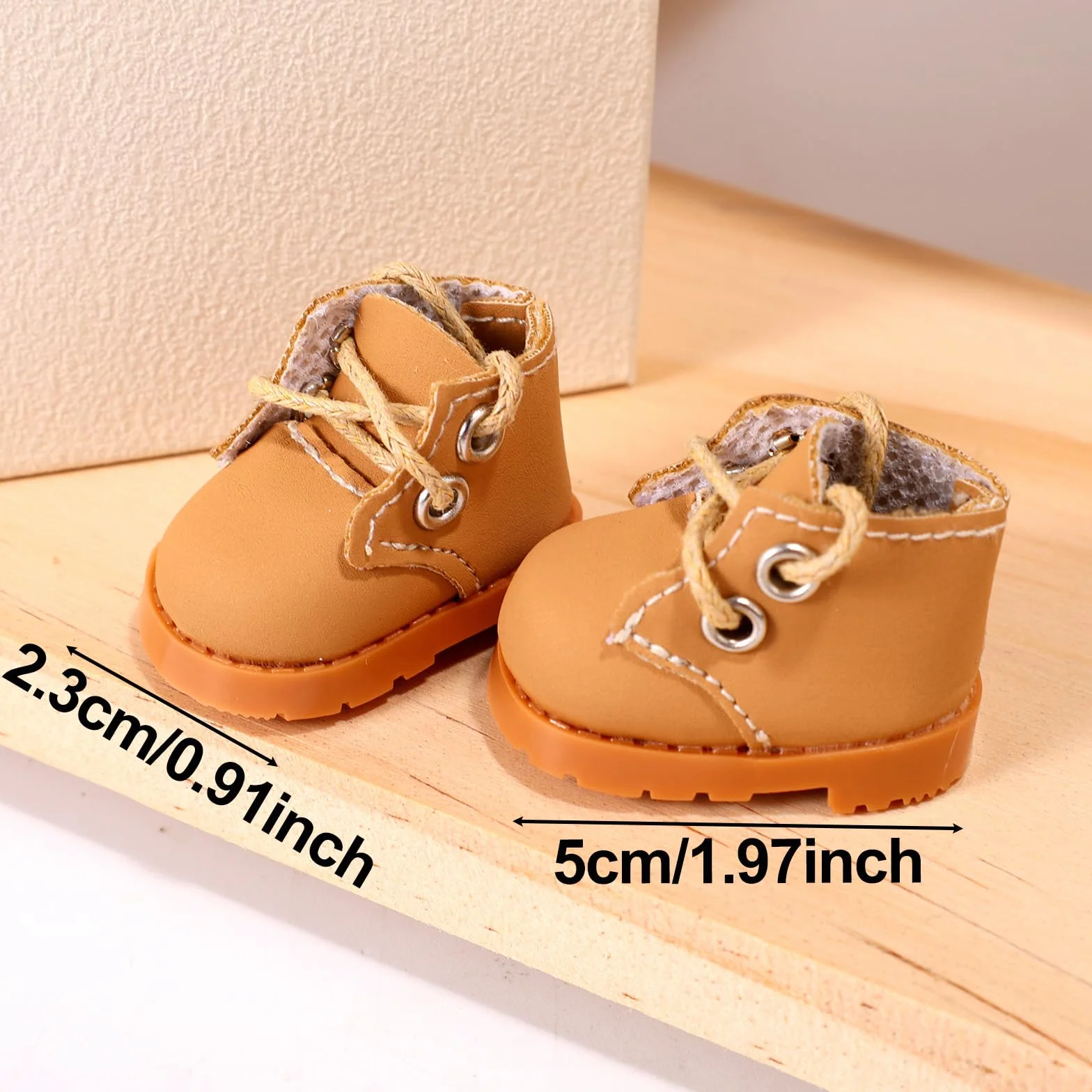 Lyreh Mini Scarpe per Bambole, 5x2,3 cm Scarpe da Ginnastica in Pelle PU per Bambole di Peluche con Tastiera Carine Giocattoli Accessori (Giallo)