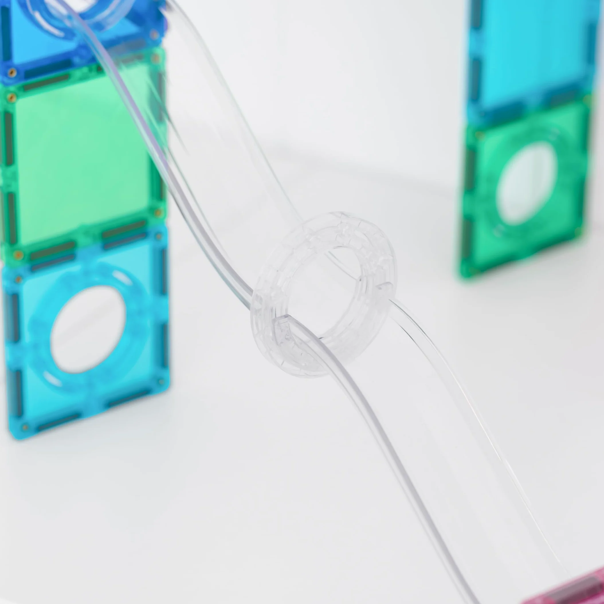 CONNETIX Piastrelle Magnetiche Pista Biglie Launcher Pack, 47 Pezzi | Lancia in alto, costruisci ed esplora forza e movimento con un potente lanciatore, tubi e sfere di legno. Dai 3+ anni.