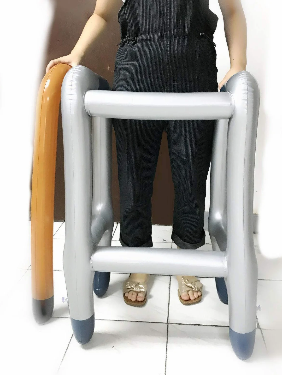 JZK Giocattolo deambulatore e bastone per anziani gonfiabile, regalo divertente scherzo compleanno 50 60 70 80 90 anni festa pensionamento gadget