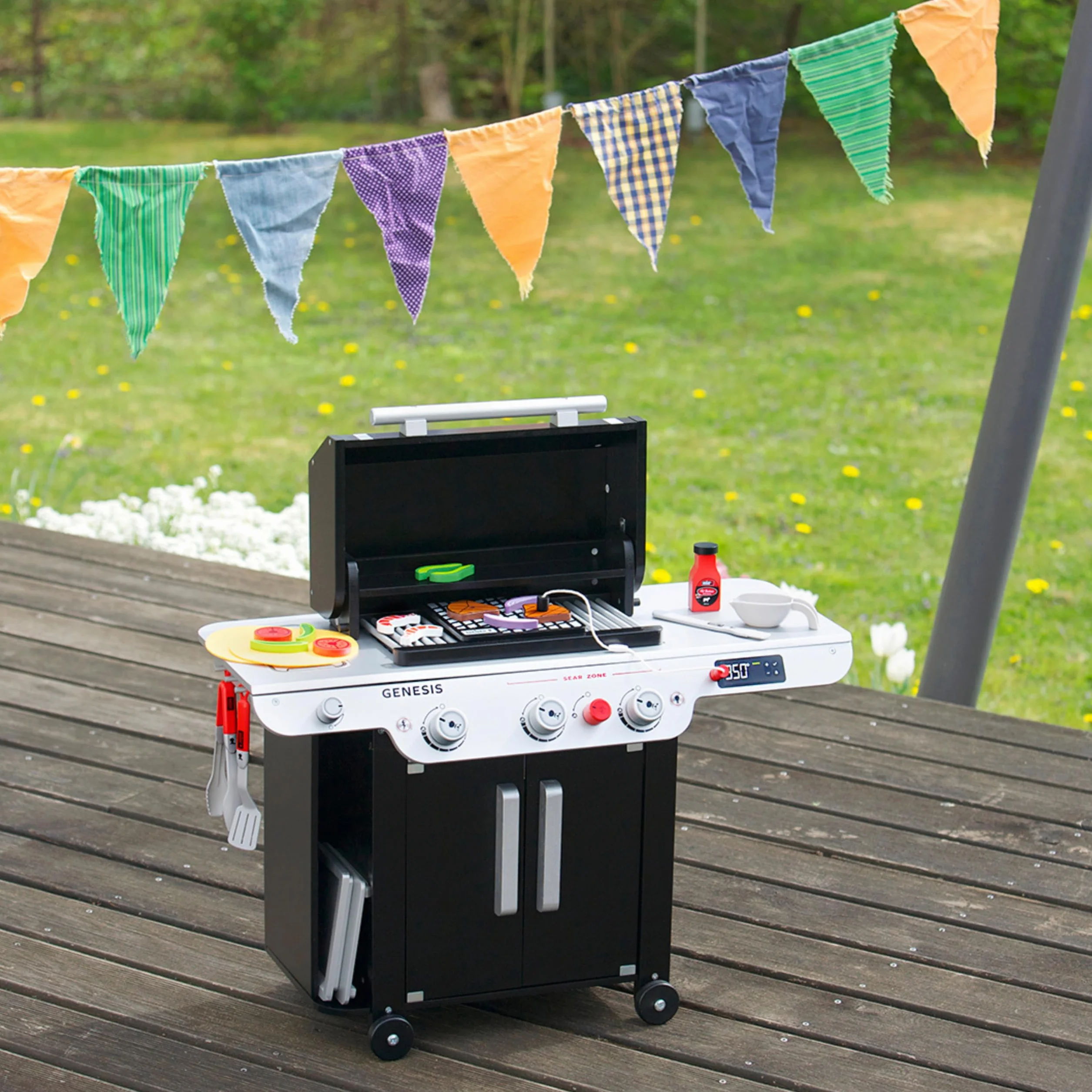 Theo Klein 9445 Weber Barbecue Genesis in legno I Inclusi inserti per bistecca, pizza o verdure I Con manici, utensili e posate da barbecue I Giocattolo per bambini dai 3 anni in su