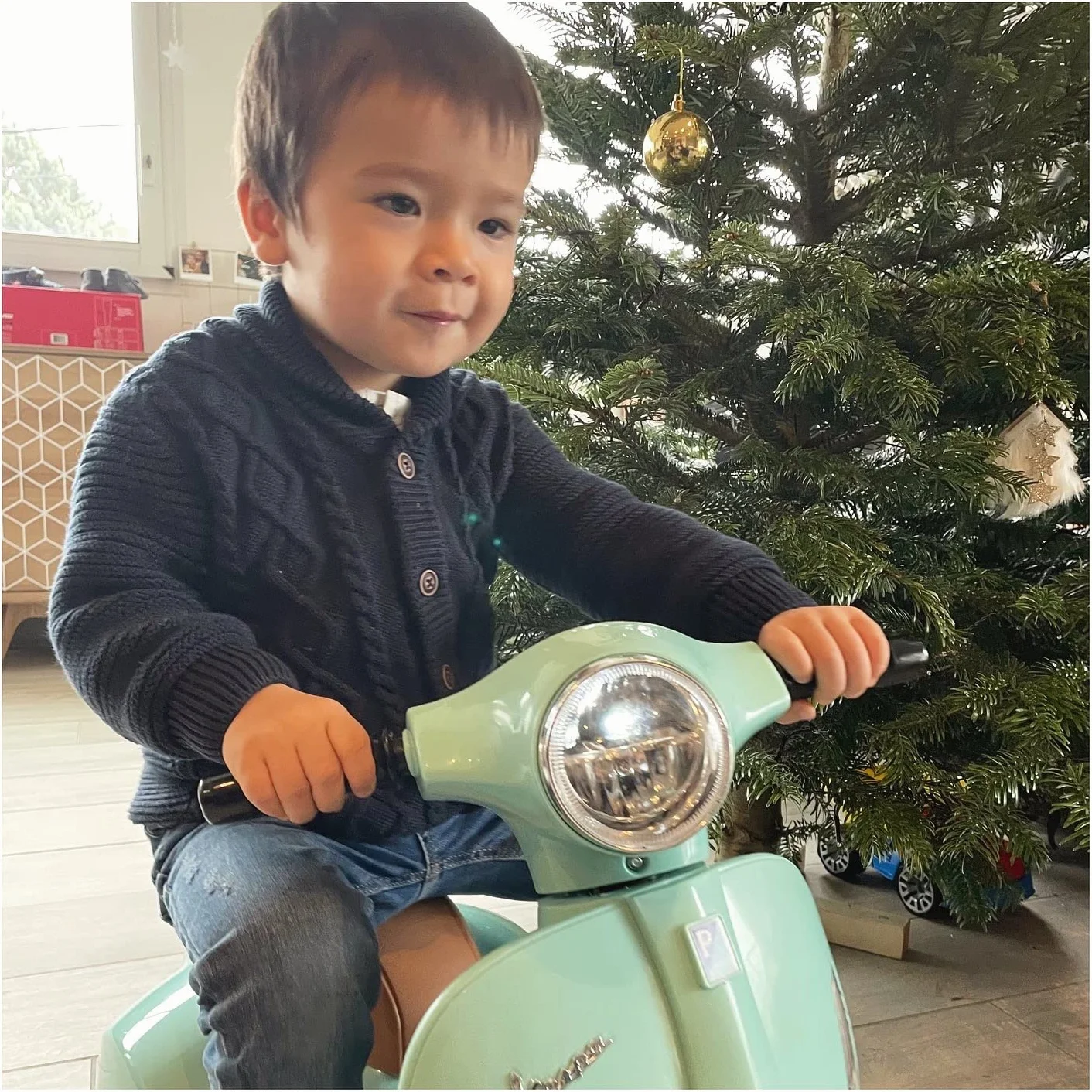 TURBO CHALLENGE 119151 Vespa GTS Elettrica, Batteria 6V + Caricabatterie USB Incluso, Peso Massimo 25 Kg, Dai 18 Mesi, Tempo di Ricarica 8 ore per una durata della batteria di 45 min
