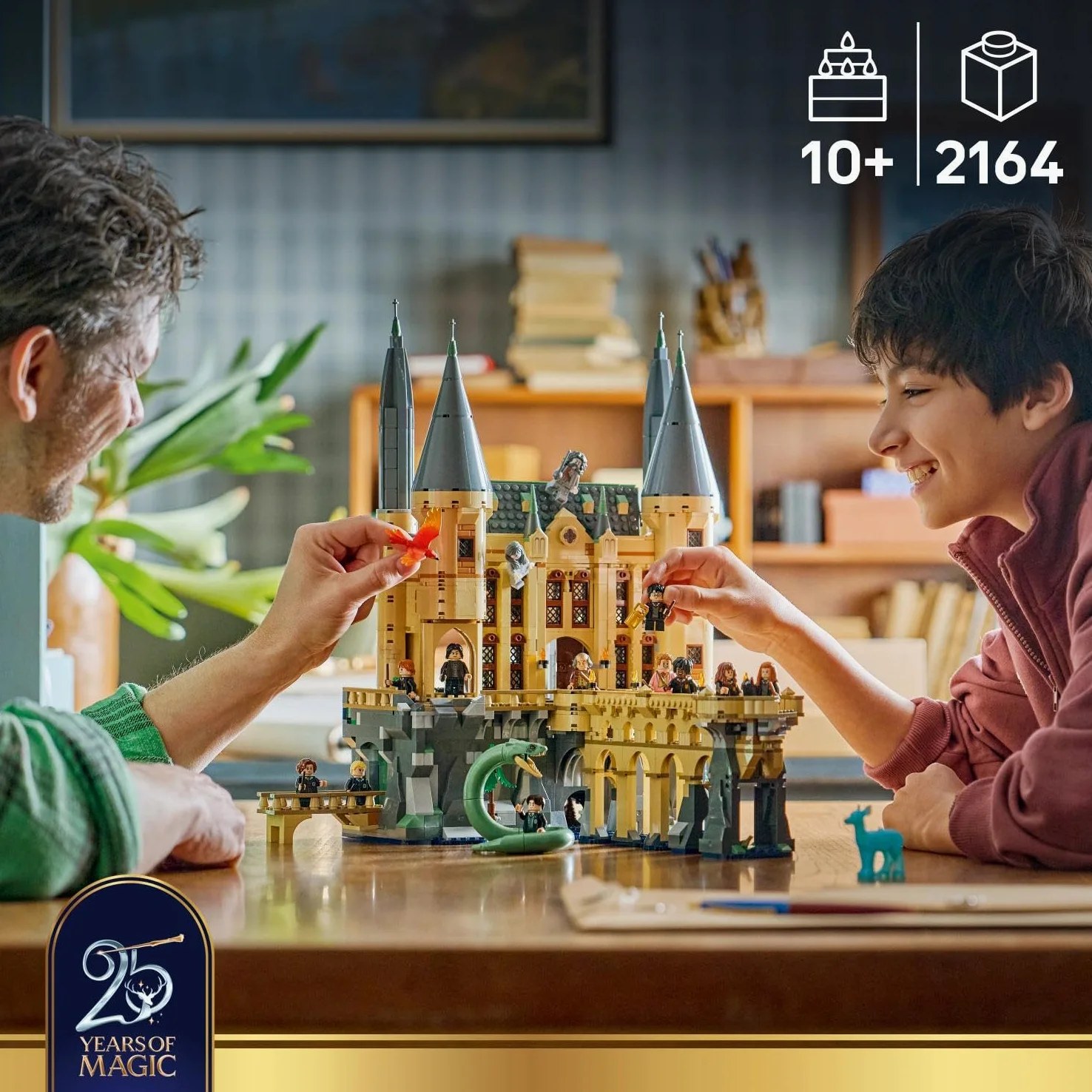 LEGO Harry Potter Castello di Hogwarts: Ala Est Giocattolo - Modello in Miniatura con 13 Minifigure e Patronus da Collezione - Decorazione Cameretta - Regalo per Bambine e Bambini da 10 Anni - 76473