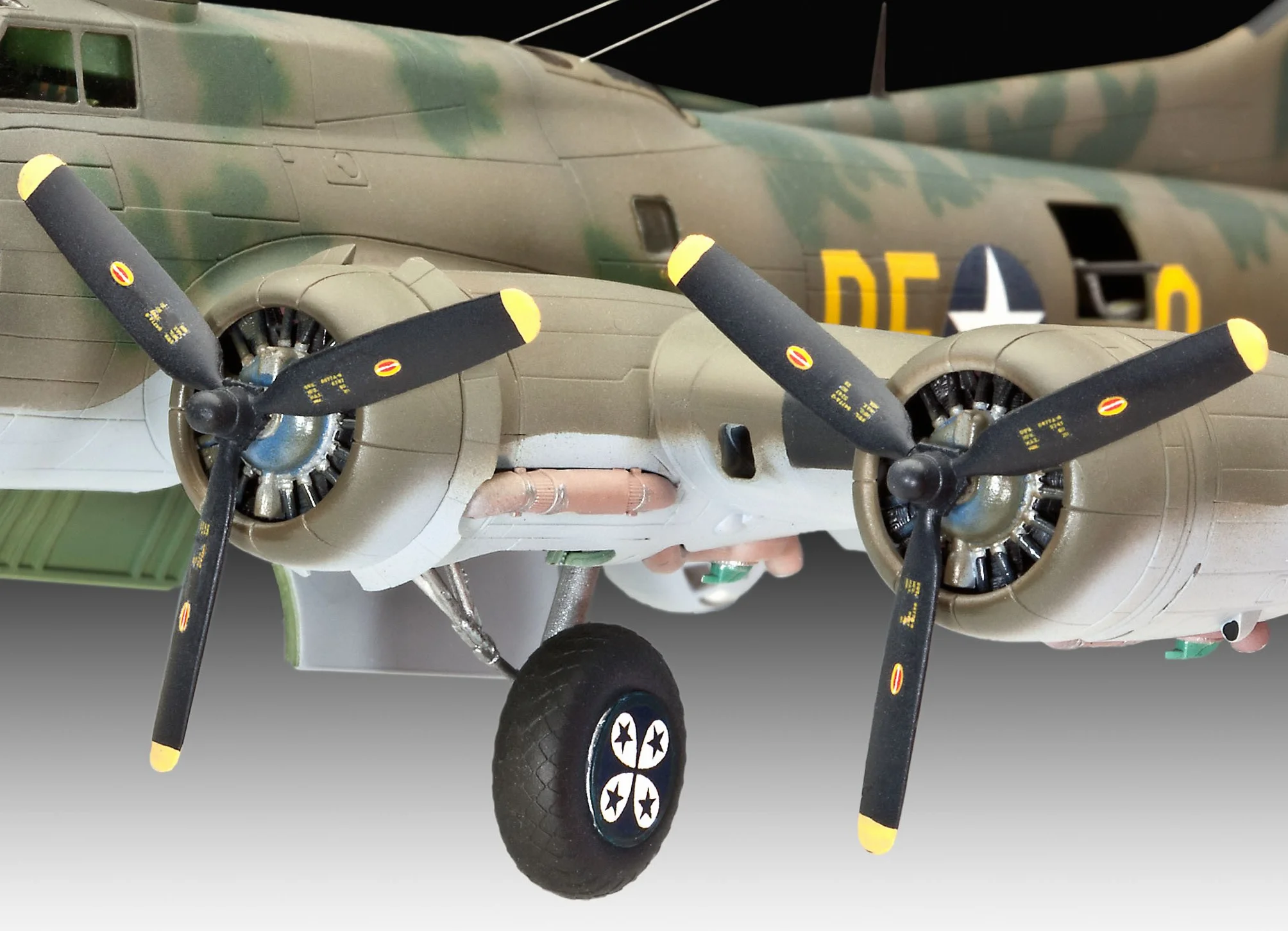 Revell B-17F Memphis Belle Kit di Modello in Plastica Scala 1:72