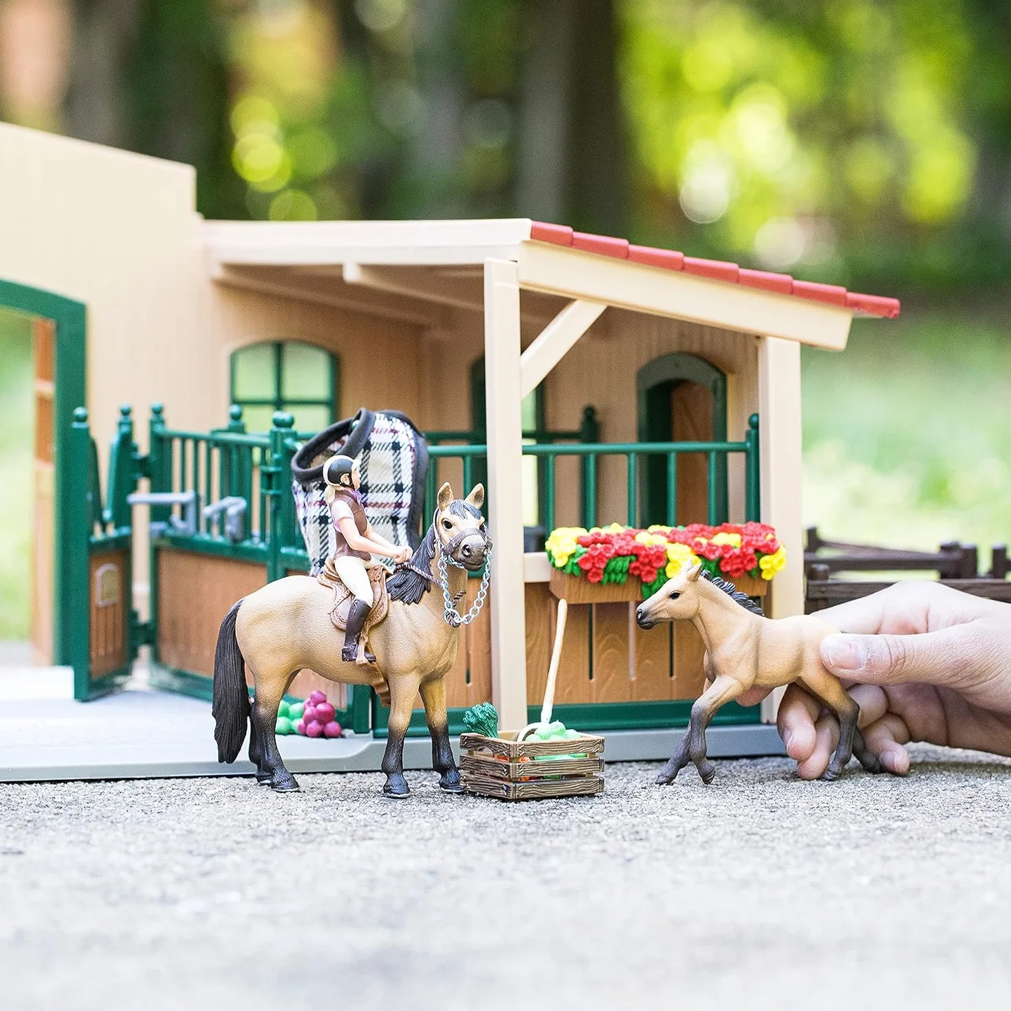 Schleich FARM WORLD | Scuderia con cavalli e accessori 42195 | dai 3 anni | Set con scuderia, paddock, 2 cavalli, figura ragazza e accessori | Giocattolo fattoria da 3 anni | 96 pezzi | Esclusiva Amazo