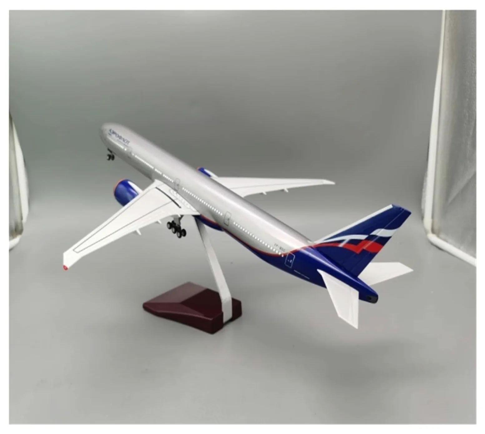 Aereo in Metallo pressofuso 47 cm Scala 1/157 per Modello di Aereo B777 Modello di Aereo Russo W Carrello di atterraggio con Luce e Ruota per Raccolta ed Esposizione (con Luce)