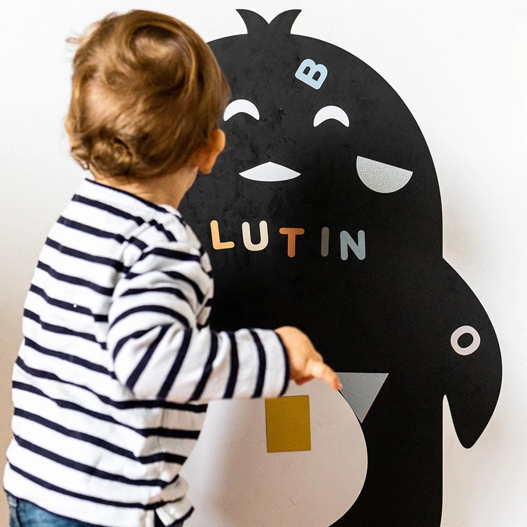 FERFLEX - Lavagna magnetica per bambini - Pinguino - decorazione da parete con banda magnetica riposizionabile - venduta con un set di forme geometriche - 60x81cm
