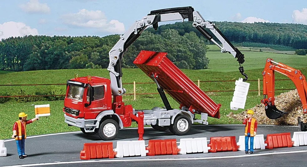 Siku 3534, Camion con superficie di carico e gru, Metallo,Plastica, Rosso, Con 2 figurine e 12 blocchi di deviazione del traffico