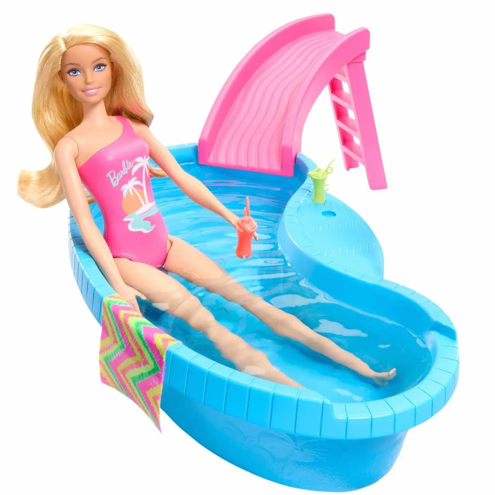 Barbie - Playset Piscina, con bambola bionda in costume rosa intero con stampa tropicale, include piscina, scivolo, telo e bevande, giocattolo per bambini, 3+ anni, HRJ74