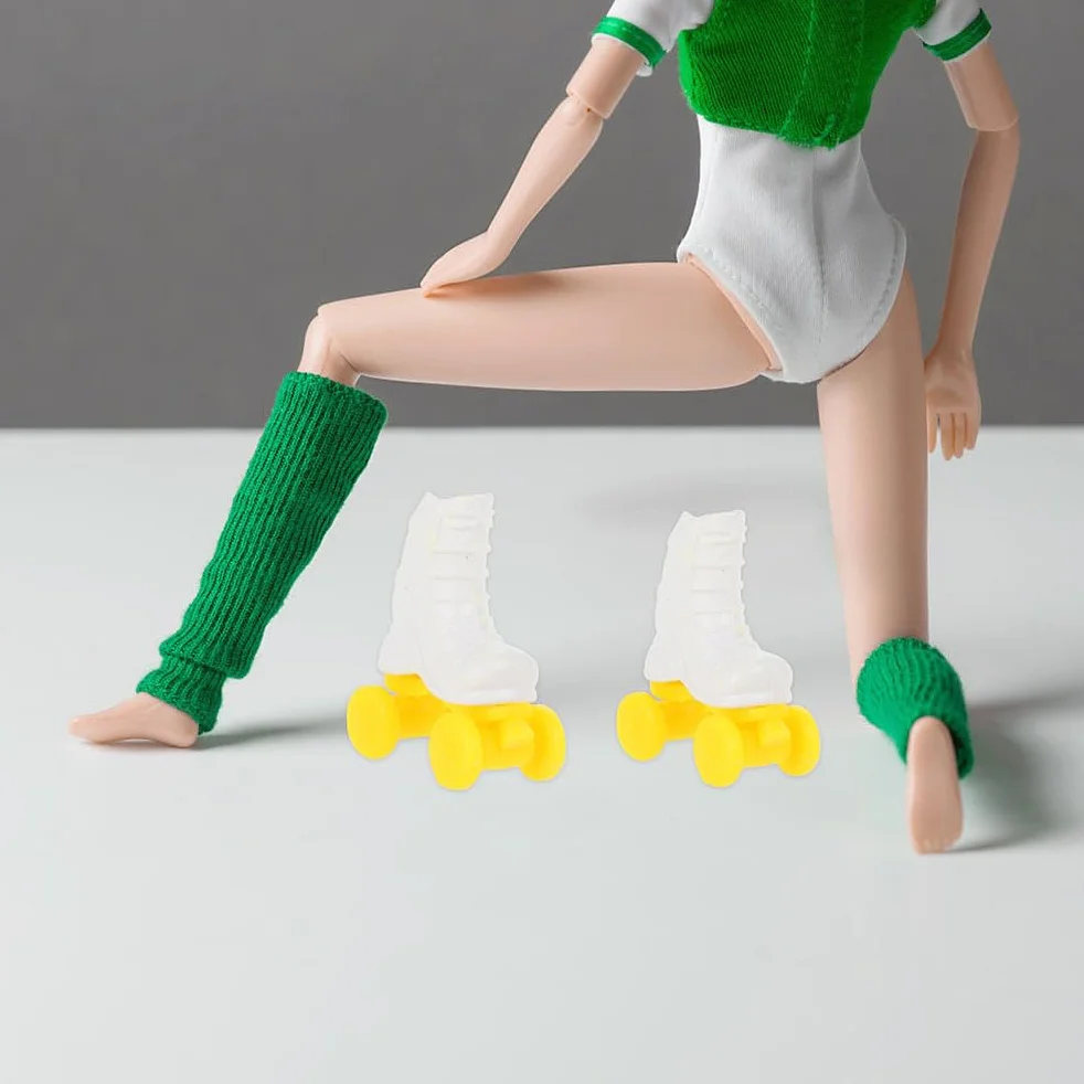 HEMOTON 4paia Pattini a rotelle in miniatura Per Bambole Pattini Di Plastica Decorazione Scarpe Piccole Bambole Pattini