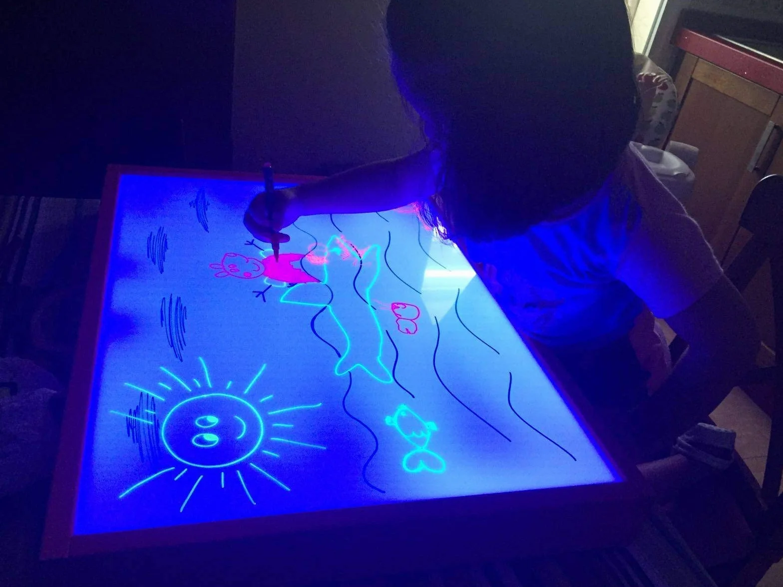 Tavolo Luminoso Montessori RGBW 64x48x7 cm + Manuale di Attività | Reagisce a Voce e Musica | Connessione Mobile + Telecomando | Certificato AIJU + Univ. Murcia | Scatola Sensoriale Educativa