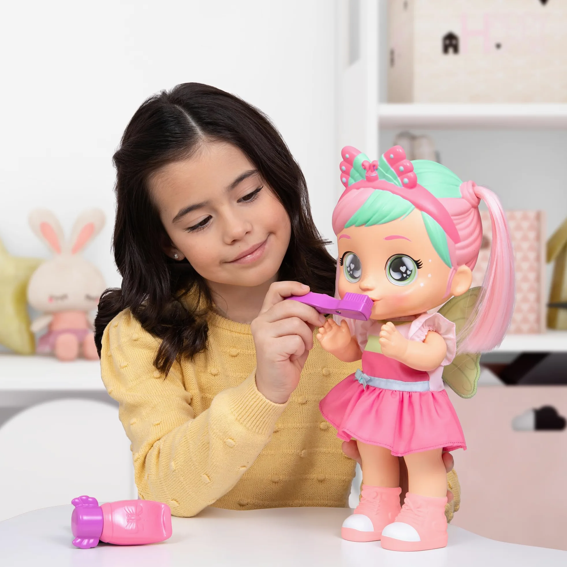 CRY BABIES Bella Morning Routine, Bambola, Fa 3 Routine Interattive, Applaude e Balla e i suoi Occhi si Illuminano, Include 6 Accessori, Giocattolo Regalo per Bambini dai 3 Anni in su