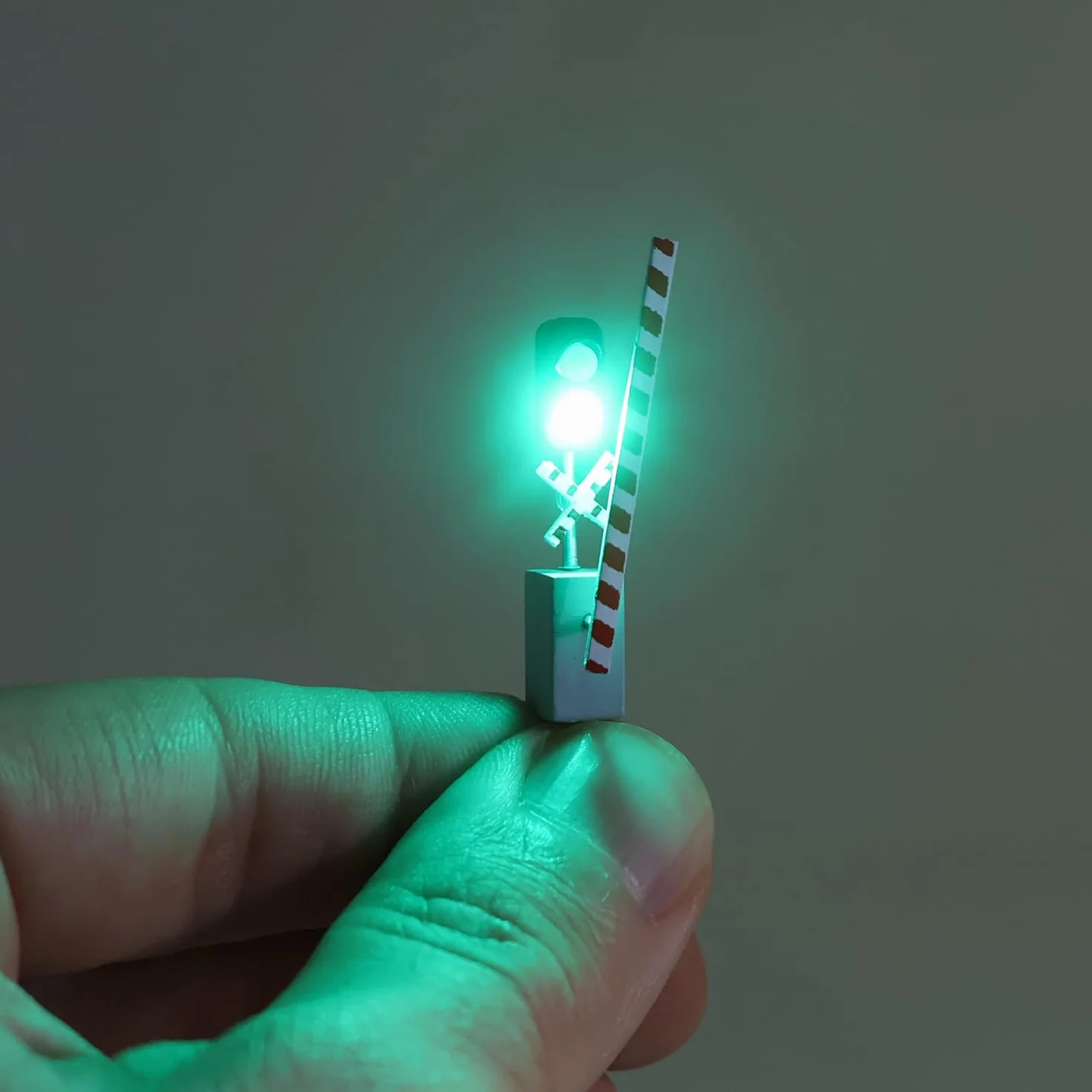 Segnale luminoso semaforo passaggio a livello con micro led rosso e verde realizzato in diverse scale H0, 0 3V 12V - FR41 (Scala 0-12V)