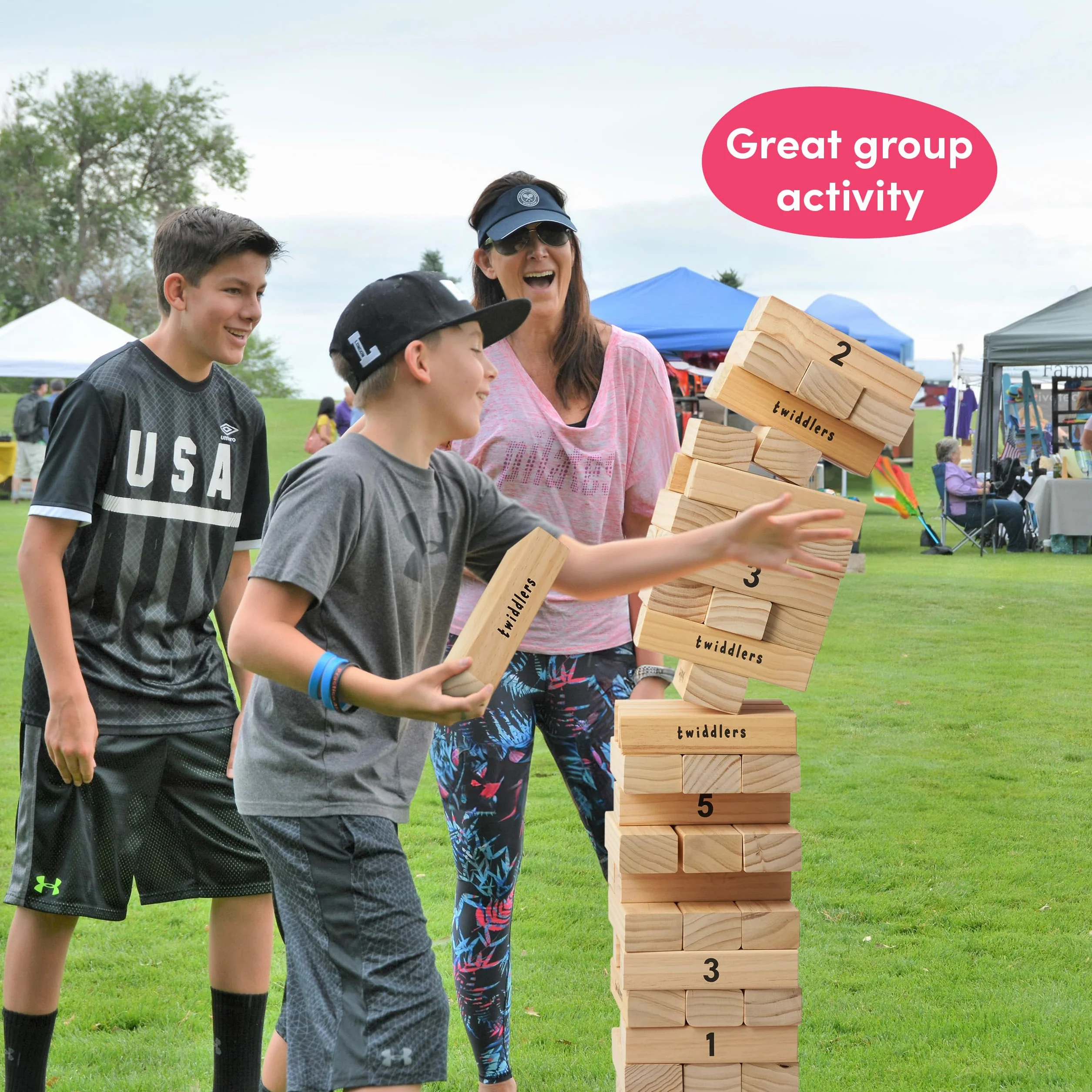 THE TWIDDLERS Torre di Legno Gigante (64 Pezzi, Altezza 1,5m) - Gioco da Giardino XL per Bambini e Adulti con Custodia, per Feste, Compleanni ed Eventi, Gioco di Società per Esterno