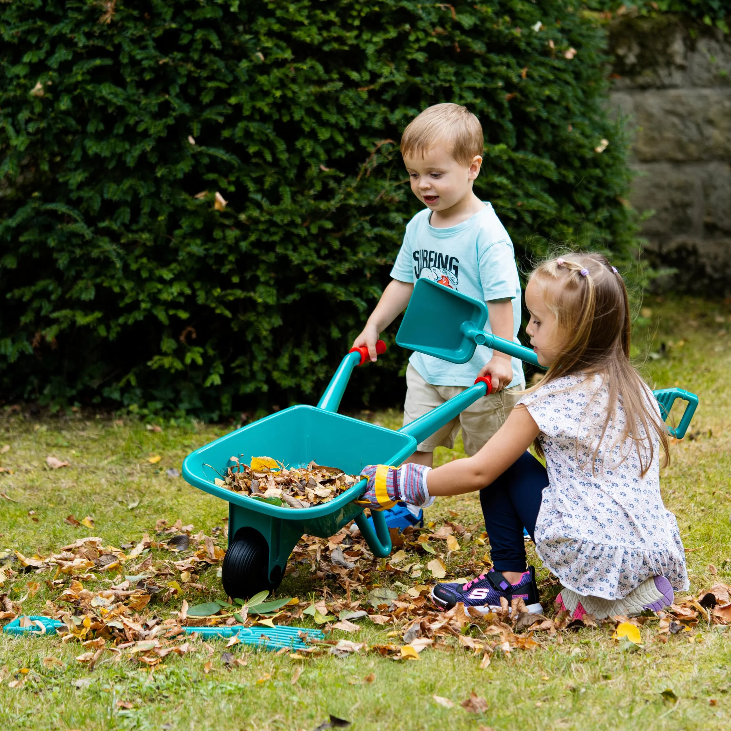 Theo Klein Bosch 2660 - Set da giardino con carriola, con pala, rastrello e guanti da lavoro, dimensioni: 70,5 cm x 34 cm x 33 cm, giocattolo per bambini dai 3 anni in su