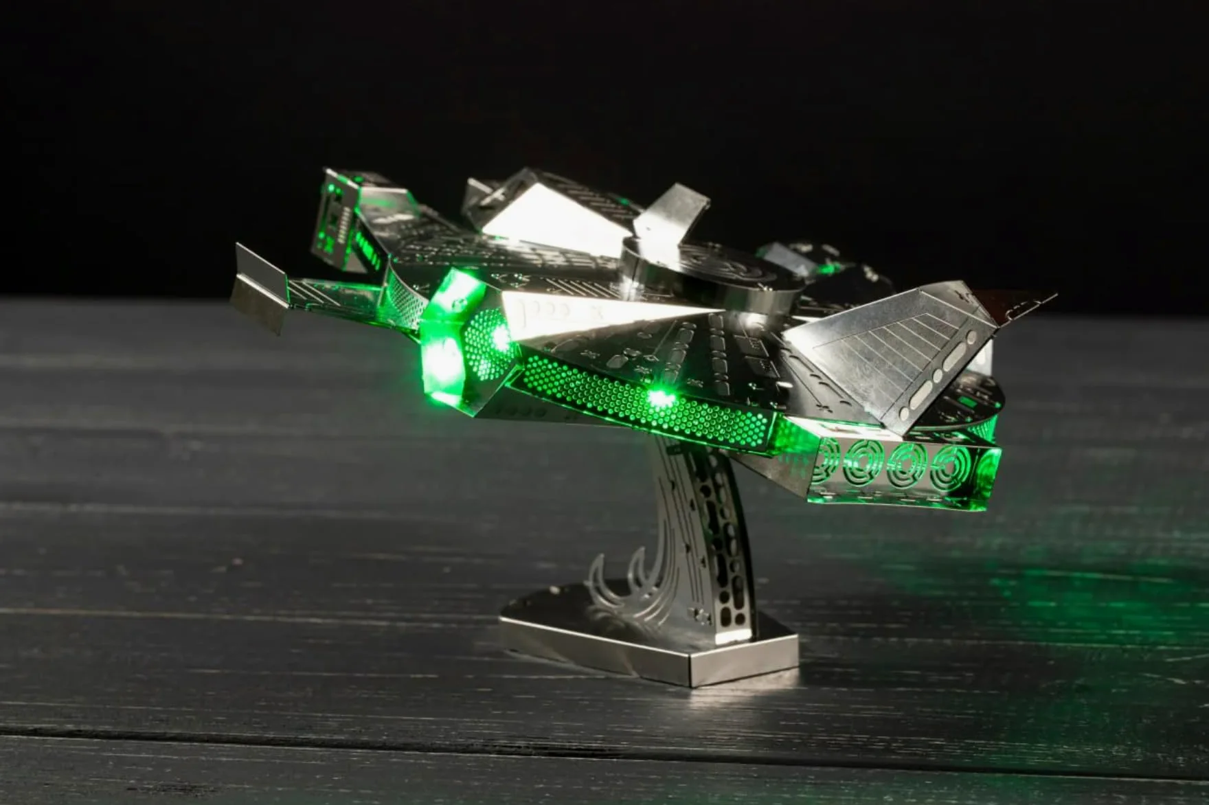 Metal Time Nebula Scout, modello astronave in metallo, modello 3D Cosmos Starship, kit di modellini in metallo, luci a LED multicolore con telecomando, 74 pezzi.