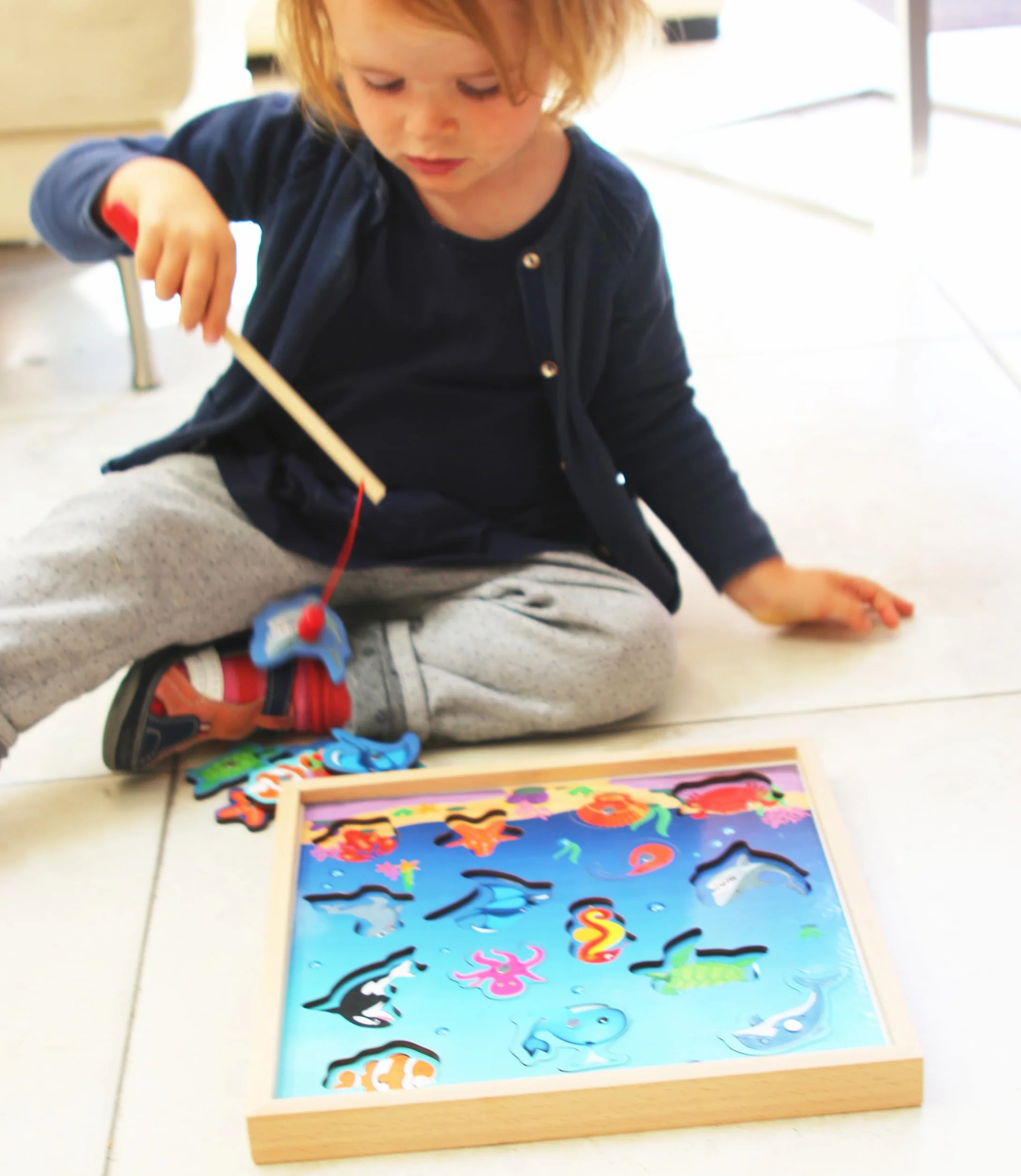 TOWO Gioco da Pesca in Legno Magnetico – include 15 Sagome in Legno con Calamita e due Canne da Pesca – Divertente Puzzle Gioco e Apprendimento Catena Alimentare – Per Bambini di 3 Anni