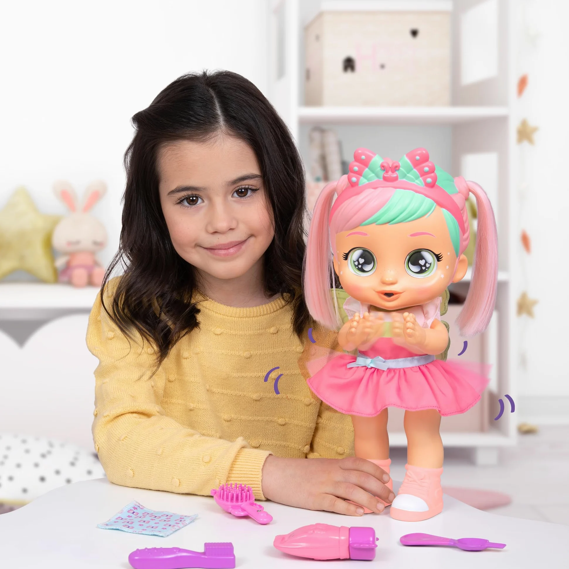 CRY BABIES Bella Morning Routine, Bambola, Fa 3 Routine Interattive, Applaude e Balla e i suoi Occhi si Illuminano, Include 6 Accessori, Giocattolo Regalo per Bambini dai 3 Anni in su