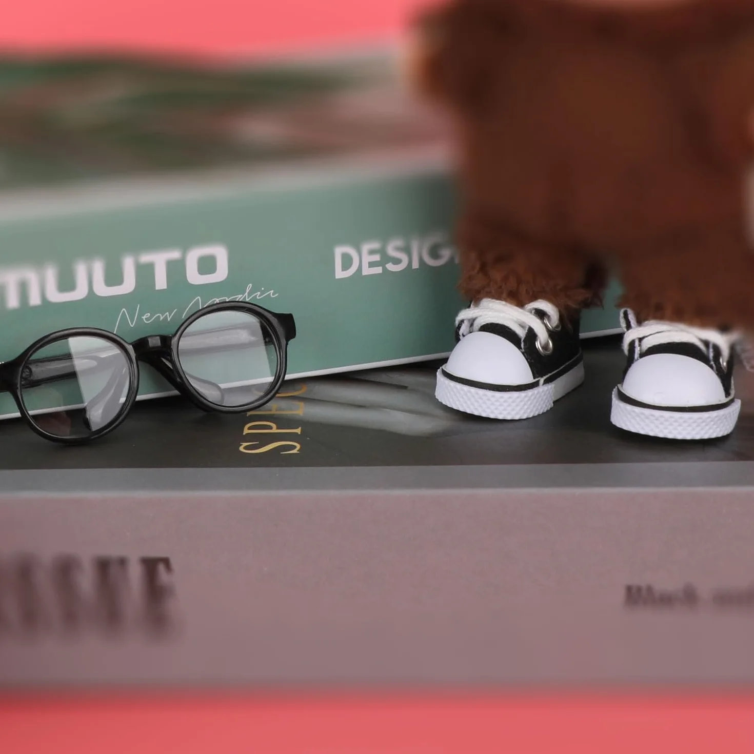 Mikovivi 2 Pezzi di Scarpe e Occhiali per Bambola 17 cm, Mini Scarpe da Ginnastica Casual in Tela con Lacci alla Moda e Occhiali da Vista Accessori per Abiti Bambola Carini (Nero)