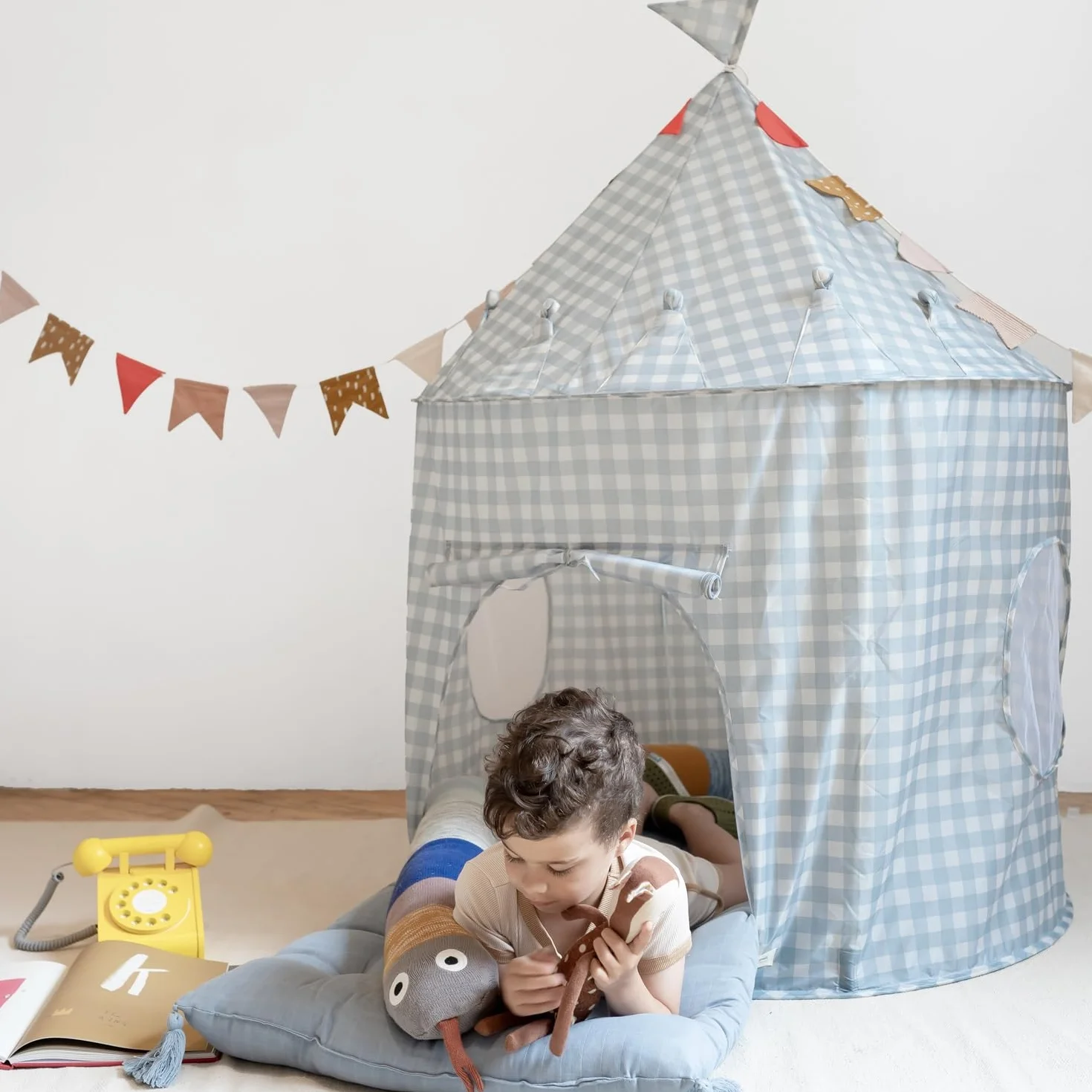 3 Sprouts, Tenda da Gioco per Bambini, Realizzata in Poliestere Riciclato, Ideale per Giocare in Cameretta e in Sala Giochi, Colore Gingham Blu, 100x100x135 cm
