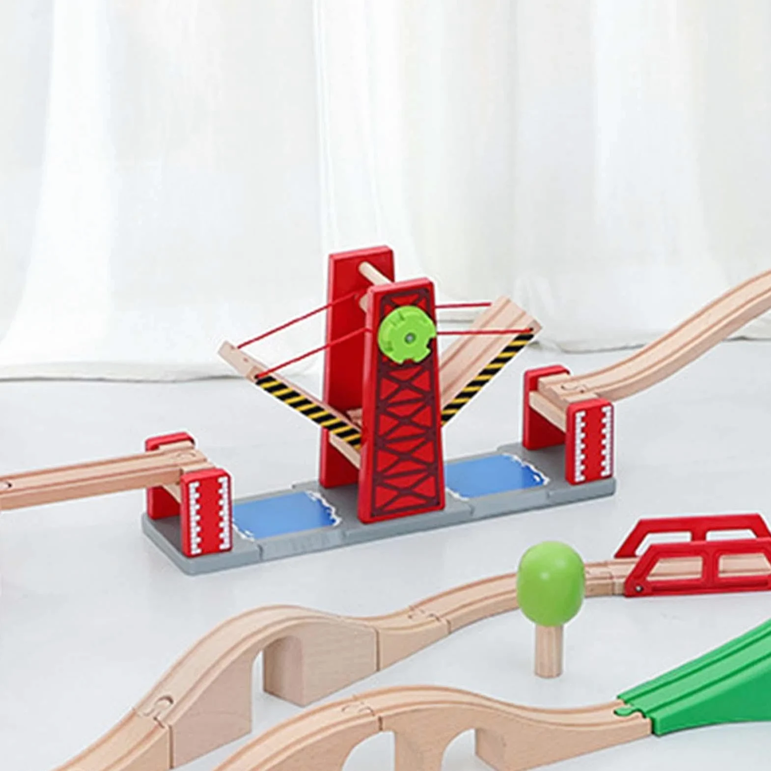 Set di gioco per trenini giocattolo per bambini con coinvolgenti binari ferroviari in legno e ponte sollevatore per ispirare avventure fantasiose. Accessori per set di