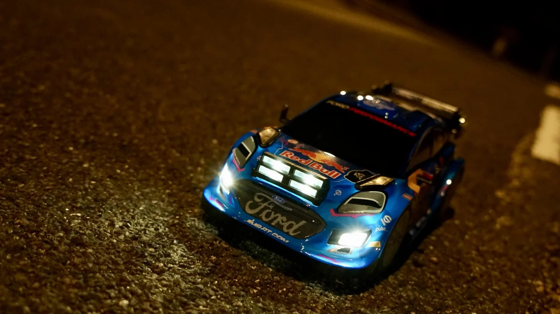 Nikko RC 10393 Night Mode M-Sport Ford Puma Hybrid #8 Tänak, auto telecomandata con fari LED, 25 cm, telecomando 2,4 GHz, portata 40 m, per bambini dai 6 anni in su, blu