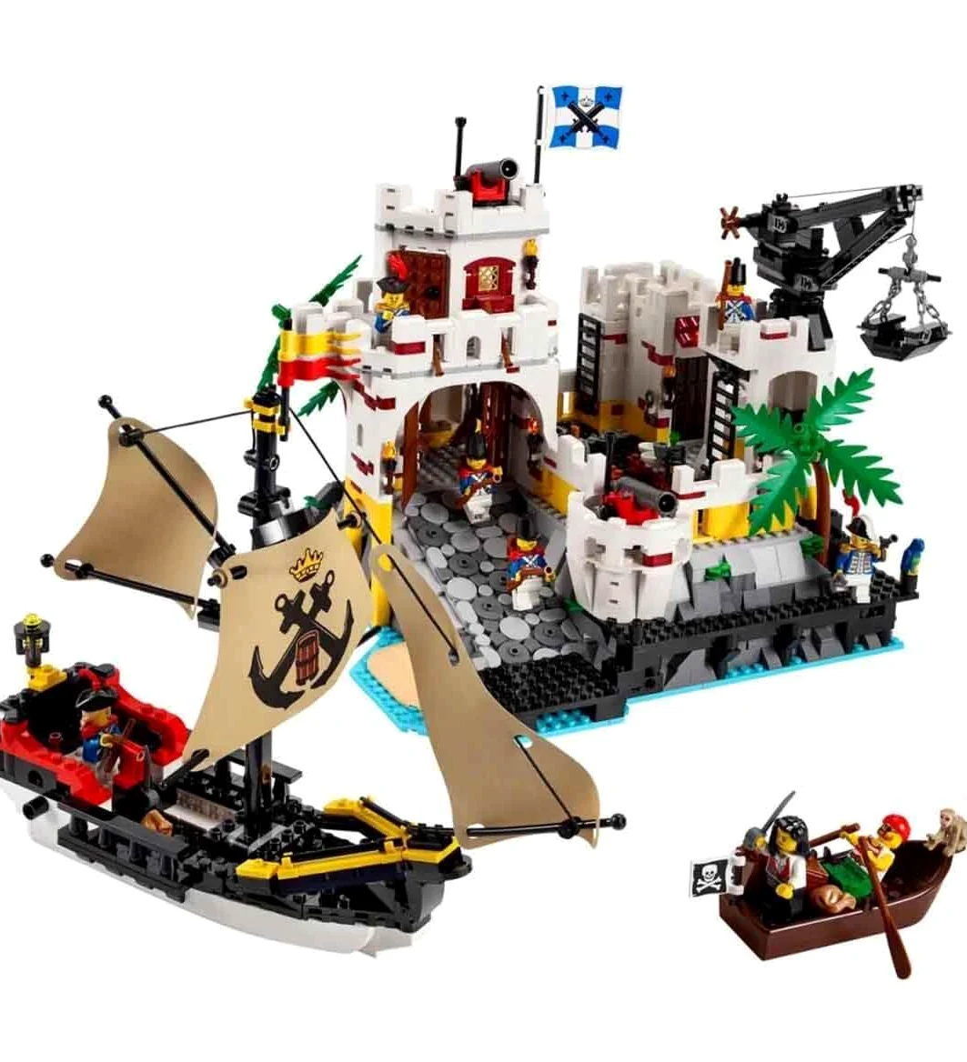 LEGO 10320 Icons Fortezza Eldorado, kit modello per adulti con nave pirata e 8 minifigure