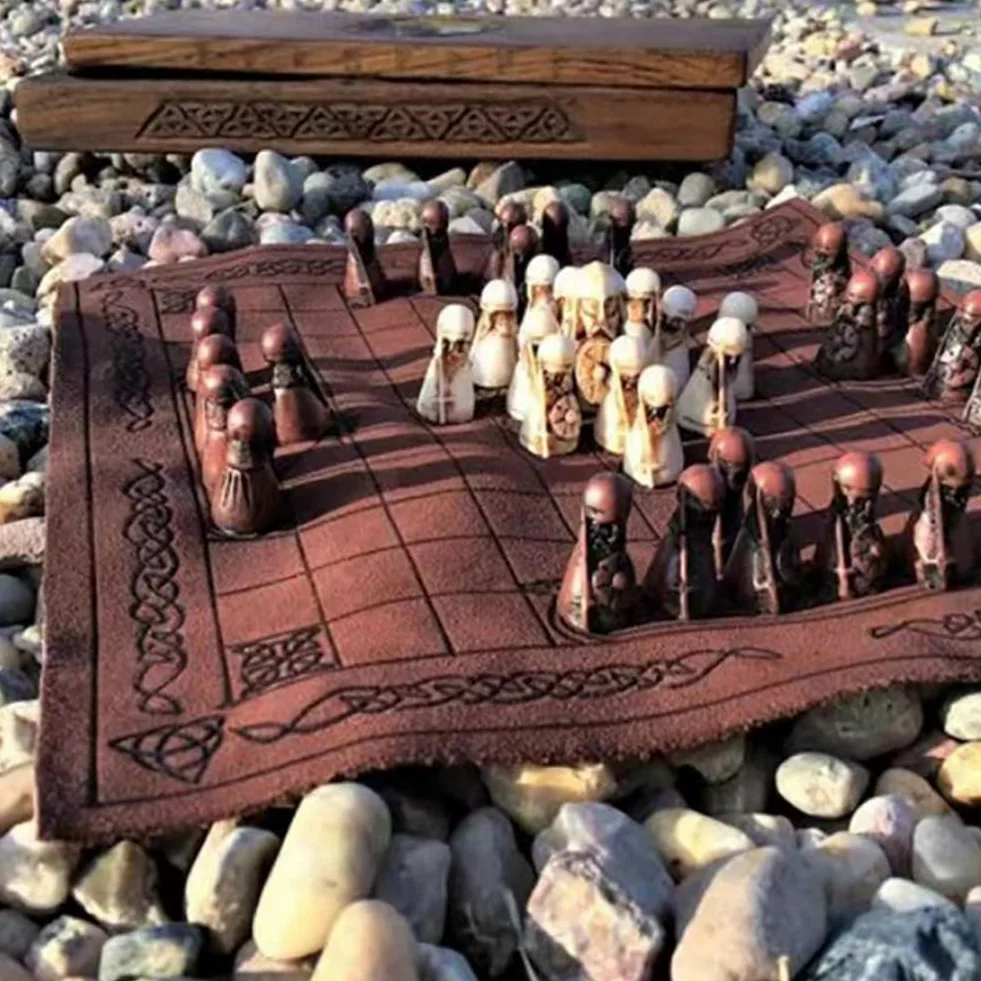 Set di Scacchi da Viaggio di Lusso: Scacchiera e Pezzi in Resina, Gioco di Strategia Portatile, Ideale per I Viaggi.