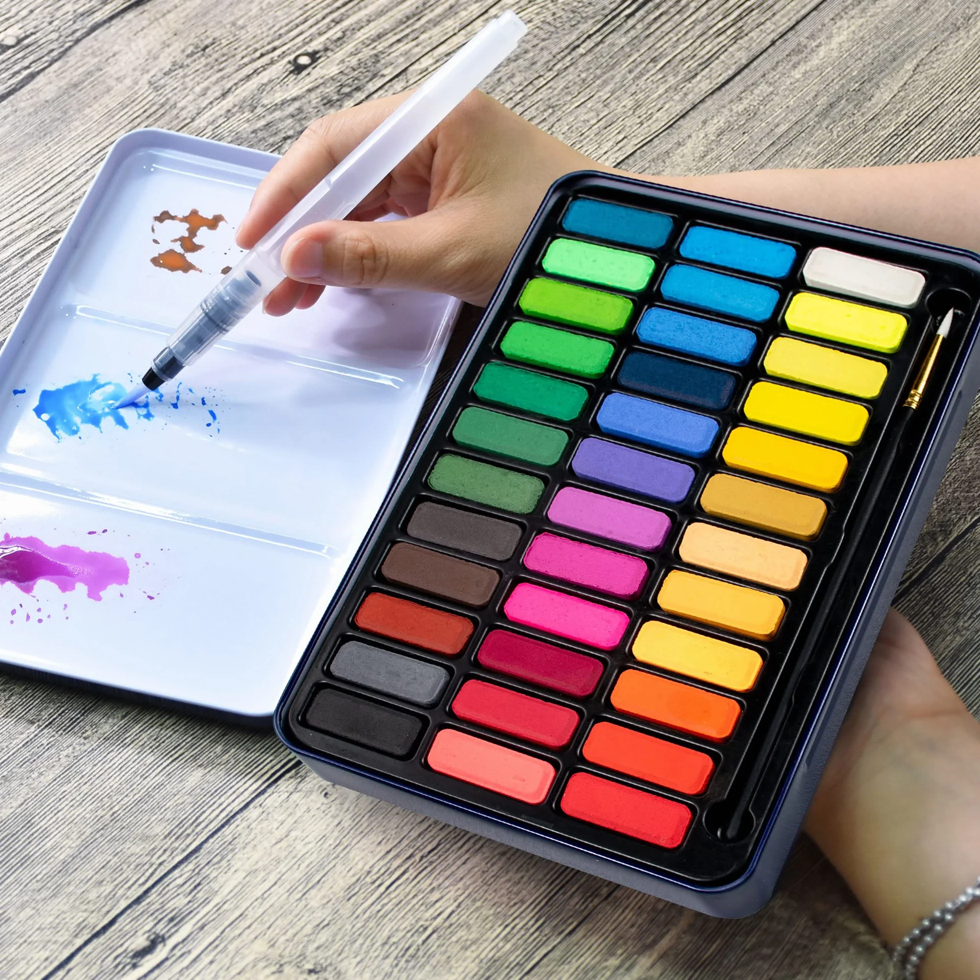 STATIONERY ISLAND 36 Set Acquerelli Professionali + Tavolozza da Pittura con Contenitore di Latta. Acquarelli Professionali Set Portatile & Leggero. 1 Pennello ad Acqua + 1 Pennello Pittura