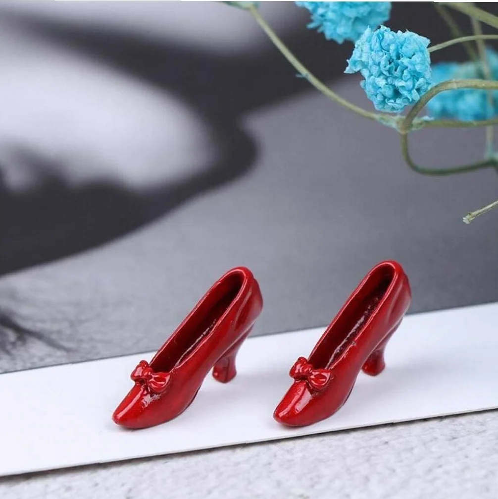 1pair Mini Scarpe col Tacco Alto 1:12 Miniatura Scarpe Rosse con Tacco Dollhouse Gli Accessori della Decorazione