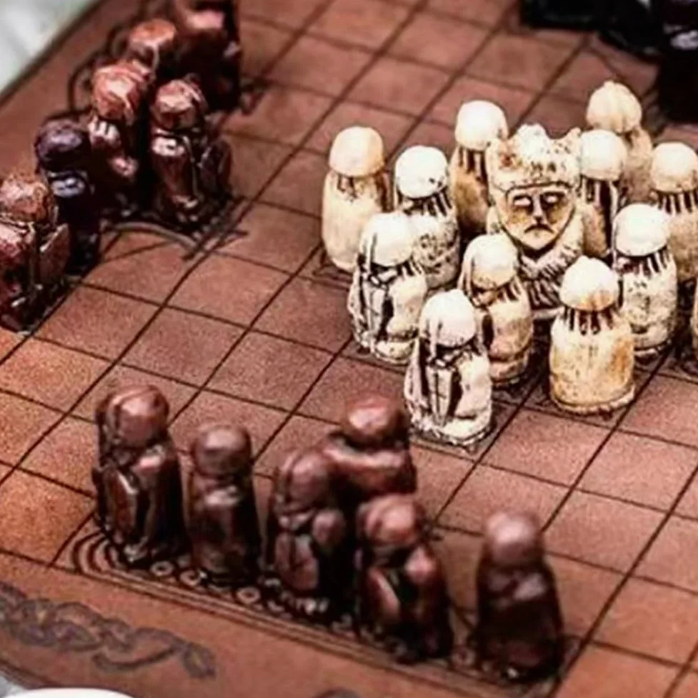 Set di Scacchi da Viaggio di Lusso: Scacchiera e Pezzi in Resina, Gioco di Strategia Portatile, Ideale per I Viaggi.
