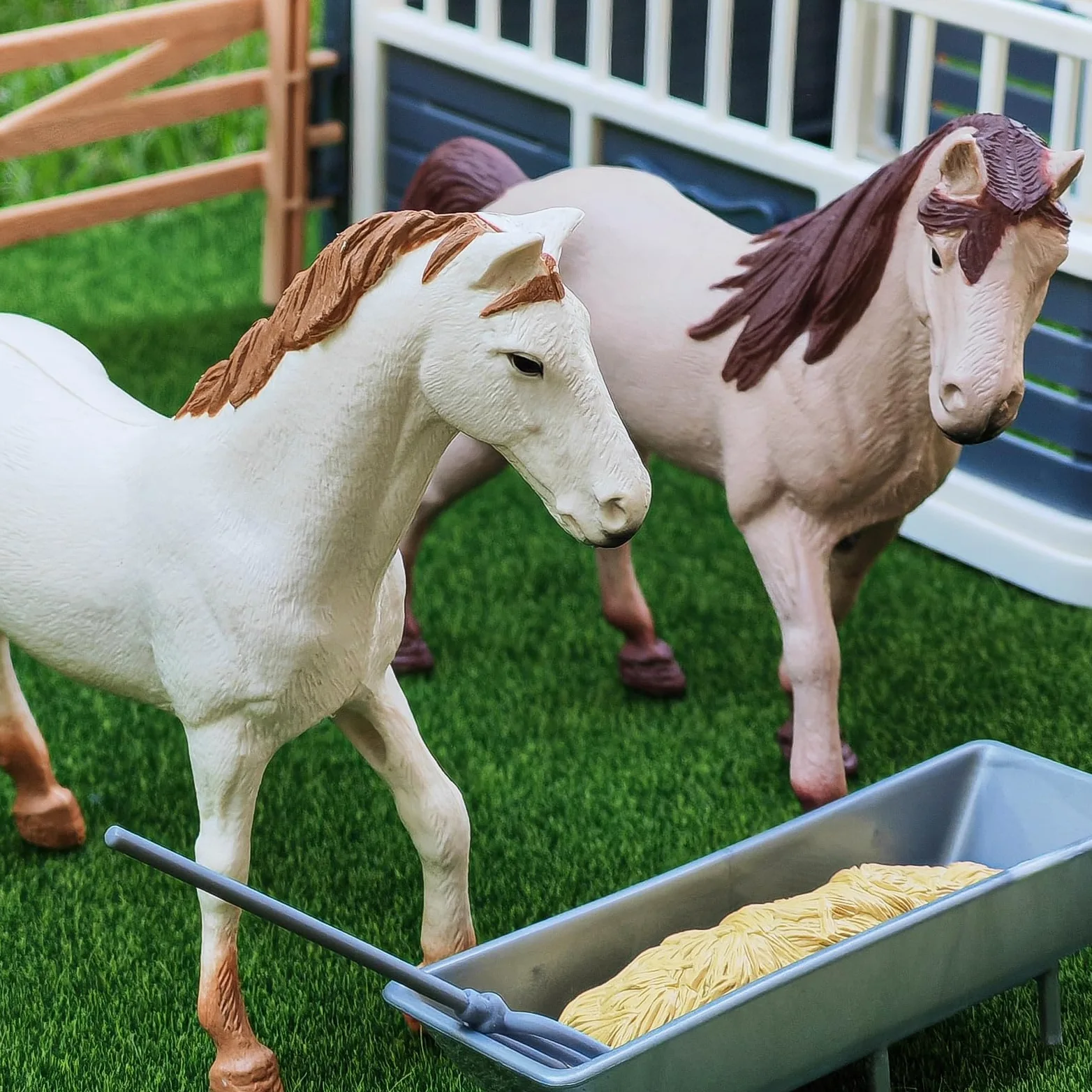 Tacobear Cavallo Giocattolo Horse Cavallo Paddock con Cancello Stabile Ostacoli Recinto Giocattoli per Cavalli Animali Fattoria Collezionisti Regalo Bambina Bambini Ragazzi 3 4 5 6 7 8 9 10 anni