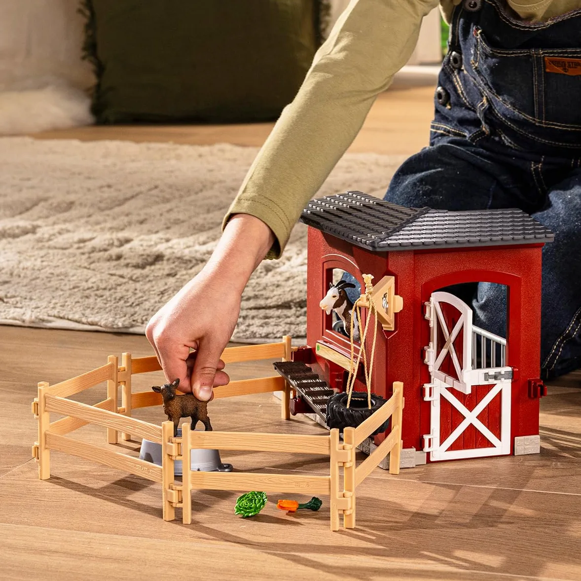 Schleich Farm World | Stalla delle capre 42726 | dai 3 Anni | 31 Pezzi | Set con stalla, capra, capretto, recinto & accessori | Figure di animali realistiche | Idea regalo bambini | Giocattolo fatto