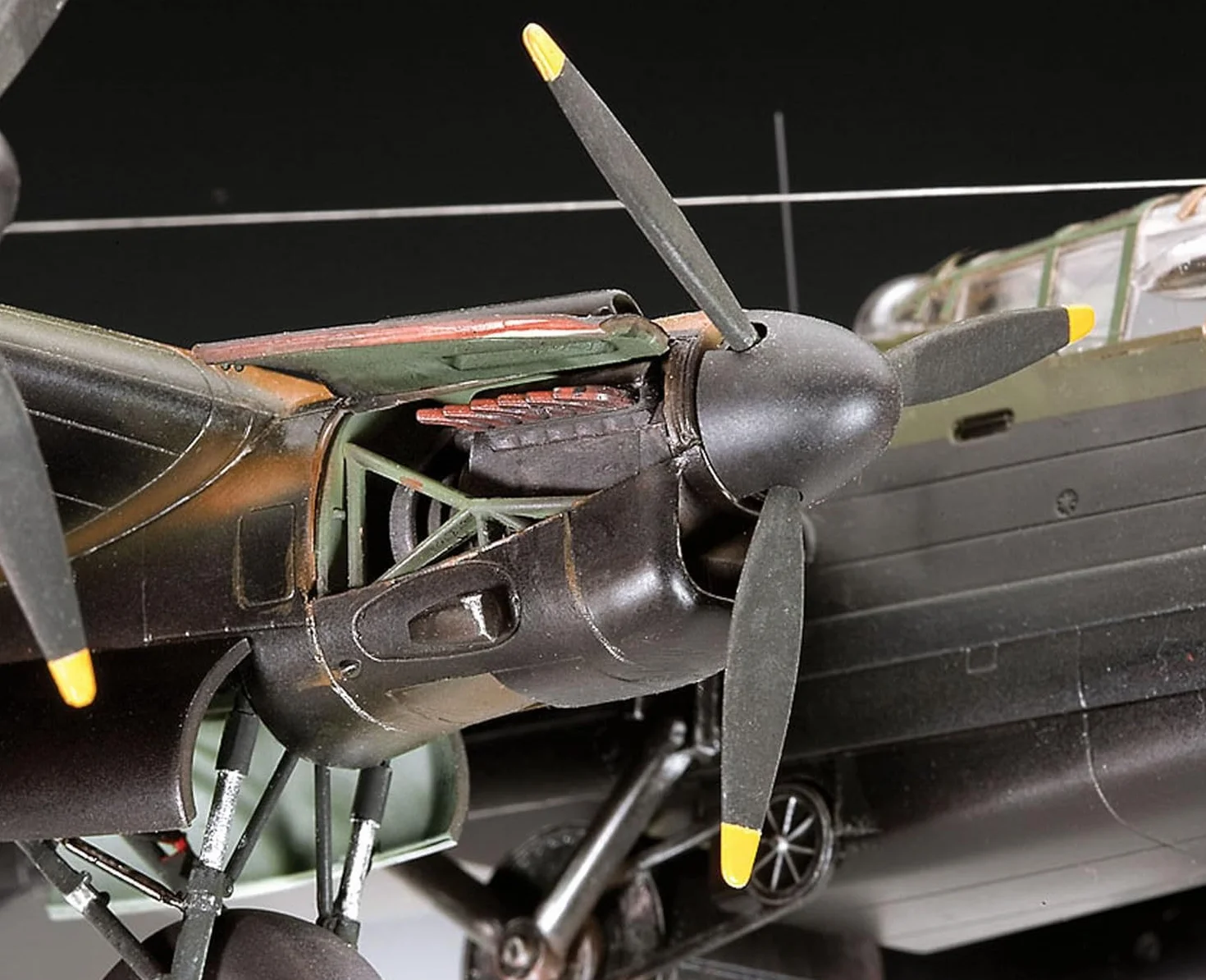 Revell 04295 - Lancaster B.III Dambuster Kit di Modello in Plastica, Scala 1:72