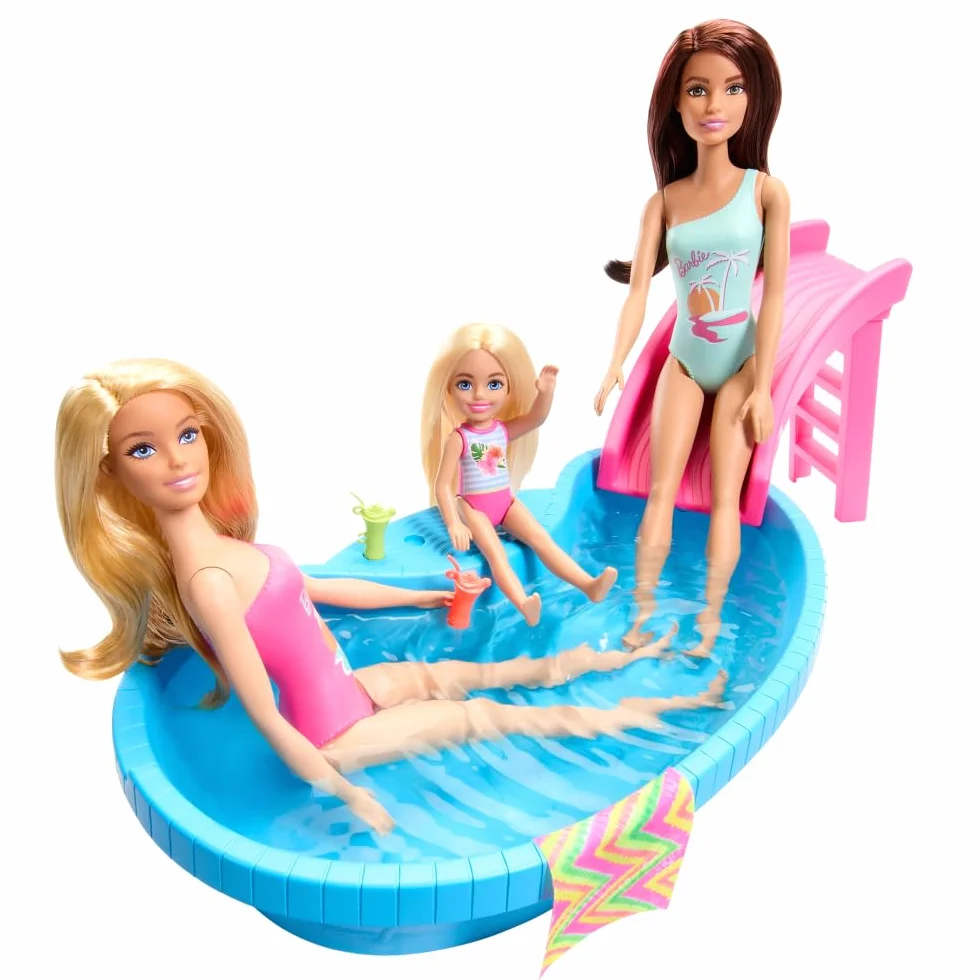 Barbie - Playset Piscina, con bambola bionda in costume rosa intero con stampa tropicale, include piscina, scivolo, telo e bevande, giocattolo per bambini, 3+ anni, HRJ74