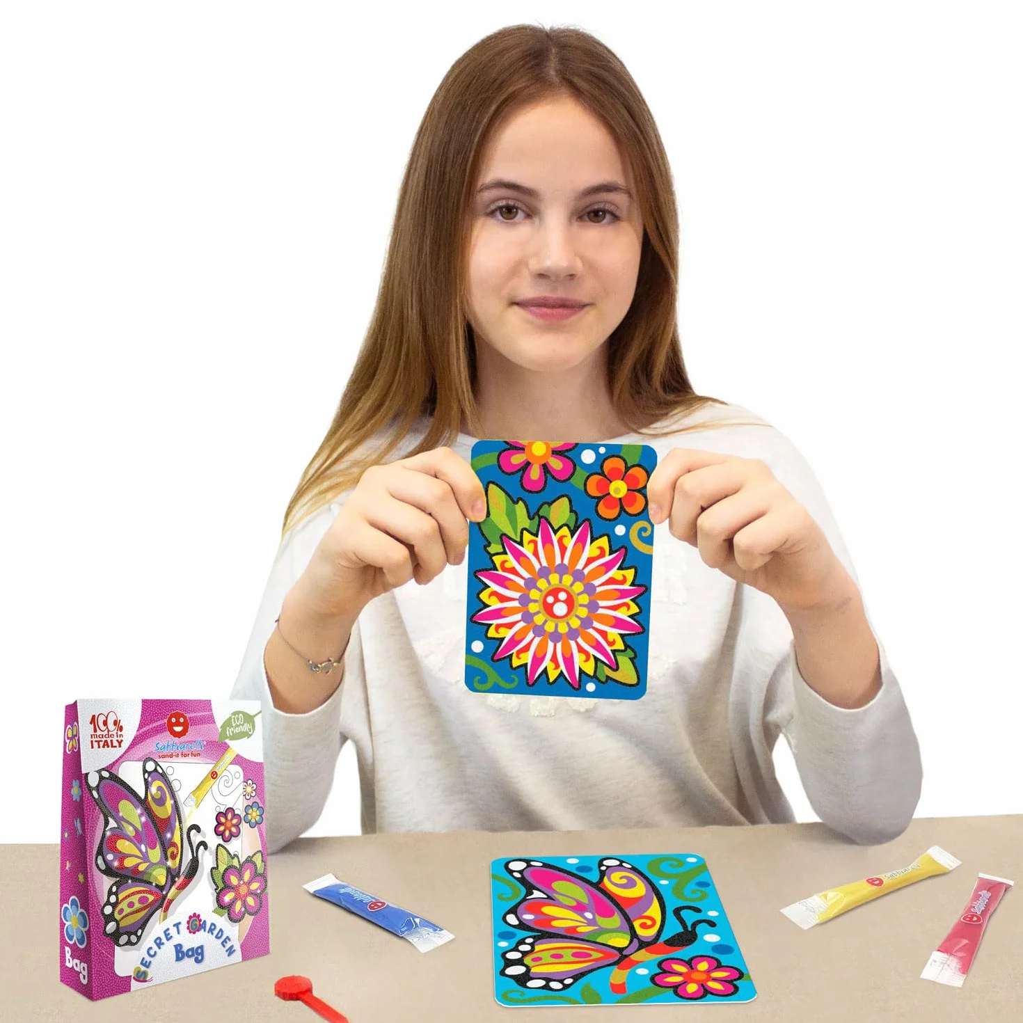 Sabbiarelli Sand-it For Fun – Bag Secret Garden | Mini Kit di Sand Art a Tema Fiore e Farfalla 100% Made in Italy con Sabbia Colorata e Disegni Adesivi | Hobby Creativi Adulti e Ragazzi 10+