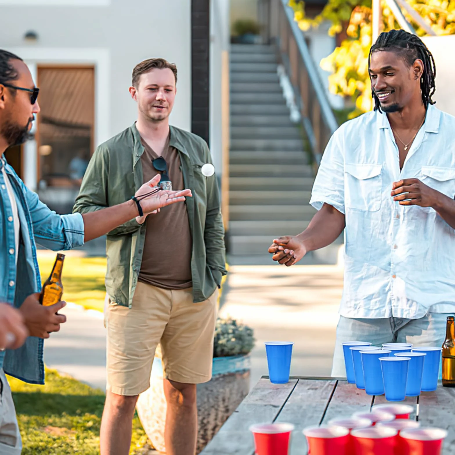 Beer Pong, 40 Beer Pong (20 Rosse e 20 Blu) + 12 Palline, 500ML Riutilizzabil Plastic Party Cups, Tazze da Festa per Giochi di Bevute,Festa di Natale Divertimento e Gioco