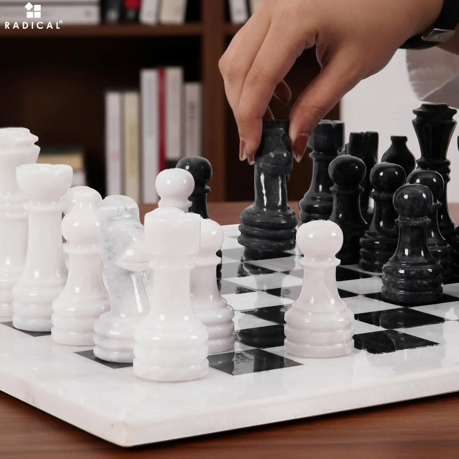 Radicaln Set di scacchi in marmo con scatola portaoggetti, 38 cm, bianco e nero, fatto a mano, 1 scacchiera con 32 pezzi di scacchi, gioco di scacchi per giochi da tavolo per 2 giocatori per adulti