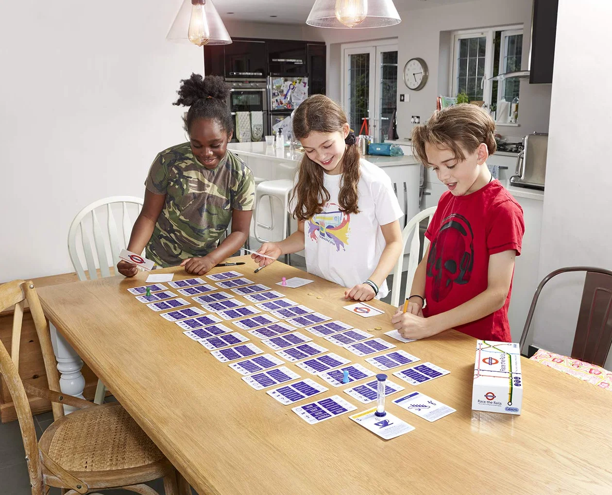 Gibsons Race The Rails! Tfl Card Game | Salta Il Tubo in Una Gara Contro familiari e Amici | Basato sulla metropolitana di Londra per Natale e Compleanni | età 8+, 2-8 Giocatori Fun Game Night