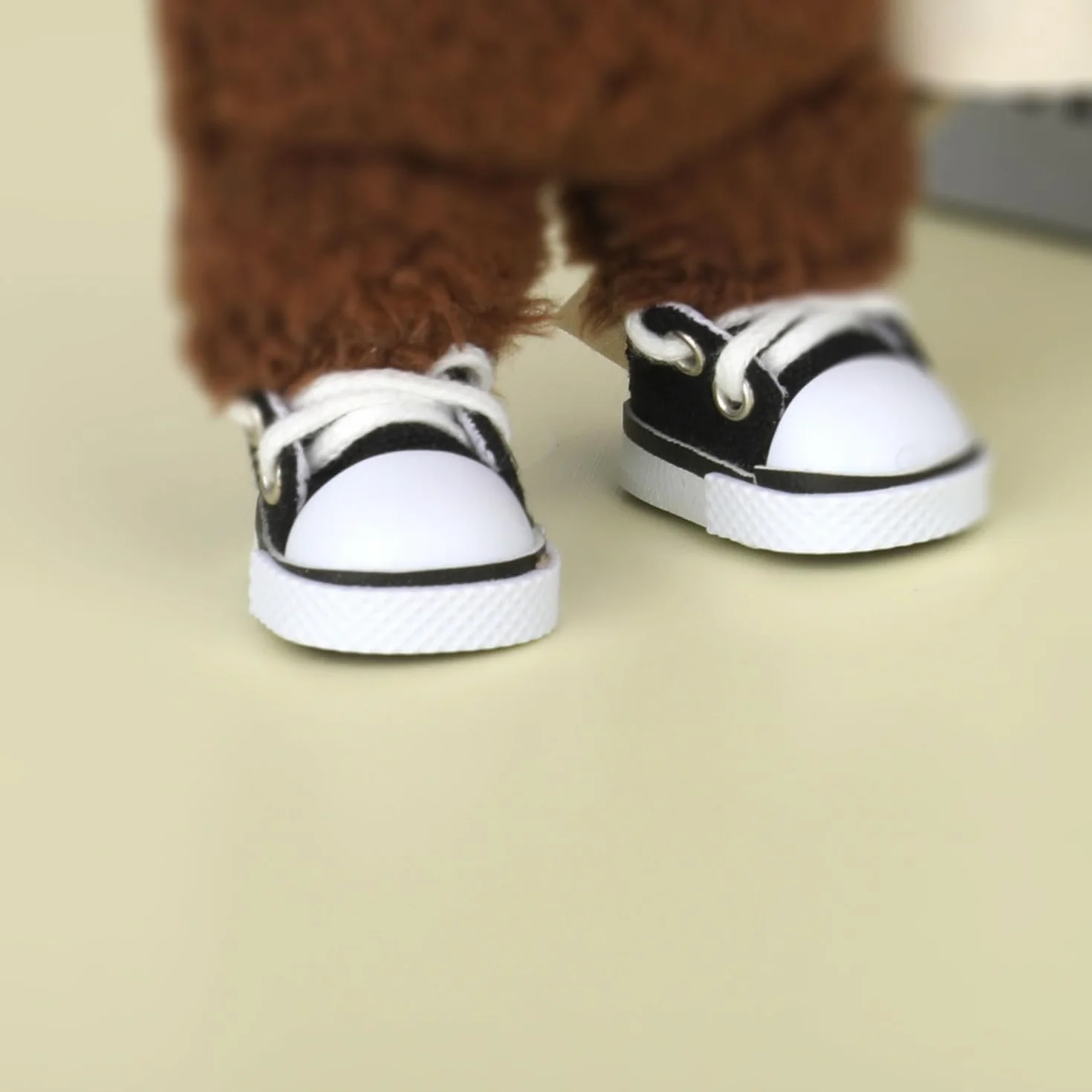 Mikovivi 2 Pezzi di Scarpe e Occhiali per Bambola 17 cm, Mini Scarpe da Ginnastica Casual in Tela con Lacci alla Moda e Occhiali da Vista Accessori per Abiti Bambola Carini (Nero)