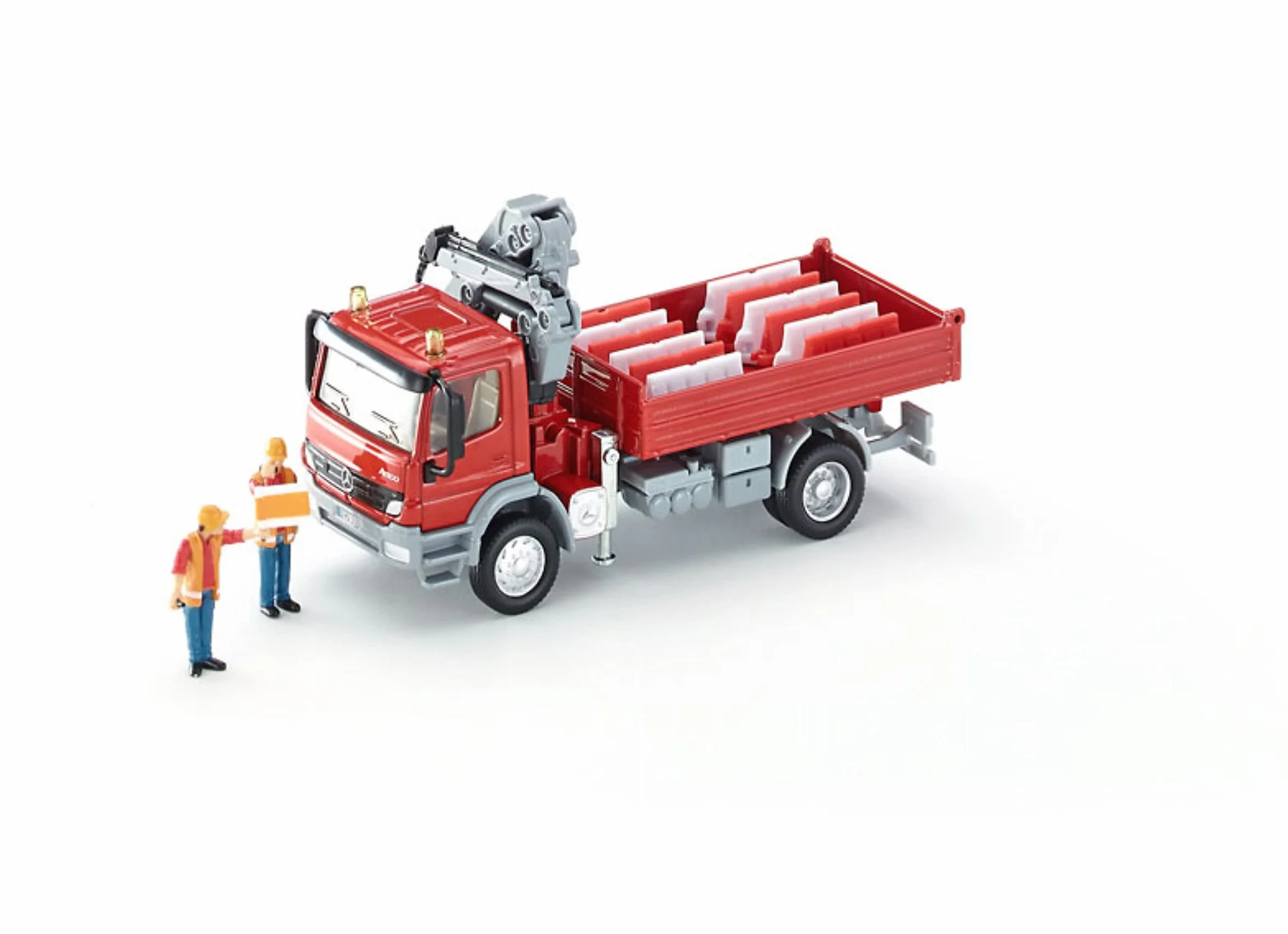 Siku 3534, Camion con superficie di carico e gru, Metallo,Plastica, Rosso, Con 2 figurine e 12 blocchi di deviazione del traffico