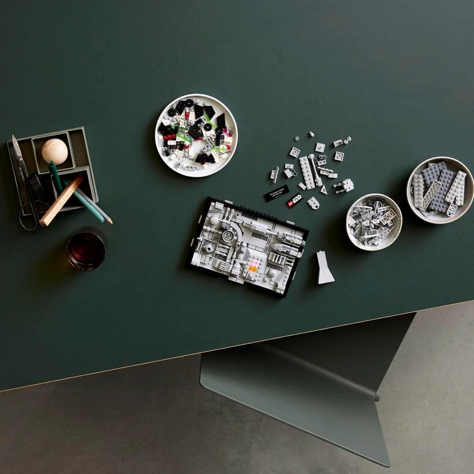 LEGO Star Wars Diorama Volo sulla Trincea della Morte Nera, Kit Modellismo per Adulti a Tema Guerre Stellari, Idea Regalo da Arredo per Uomo o Donna con Caccia TIE Advanced di Darth Vader 75329